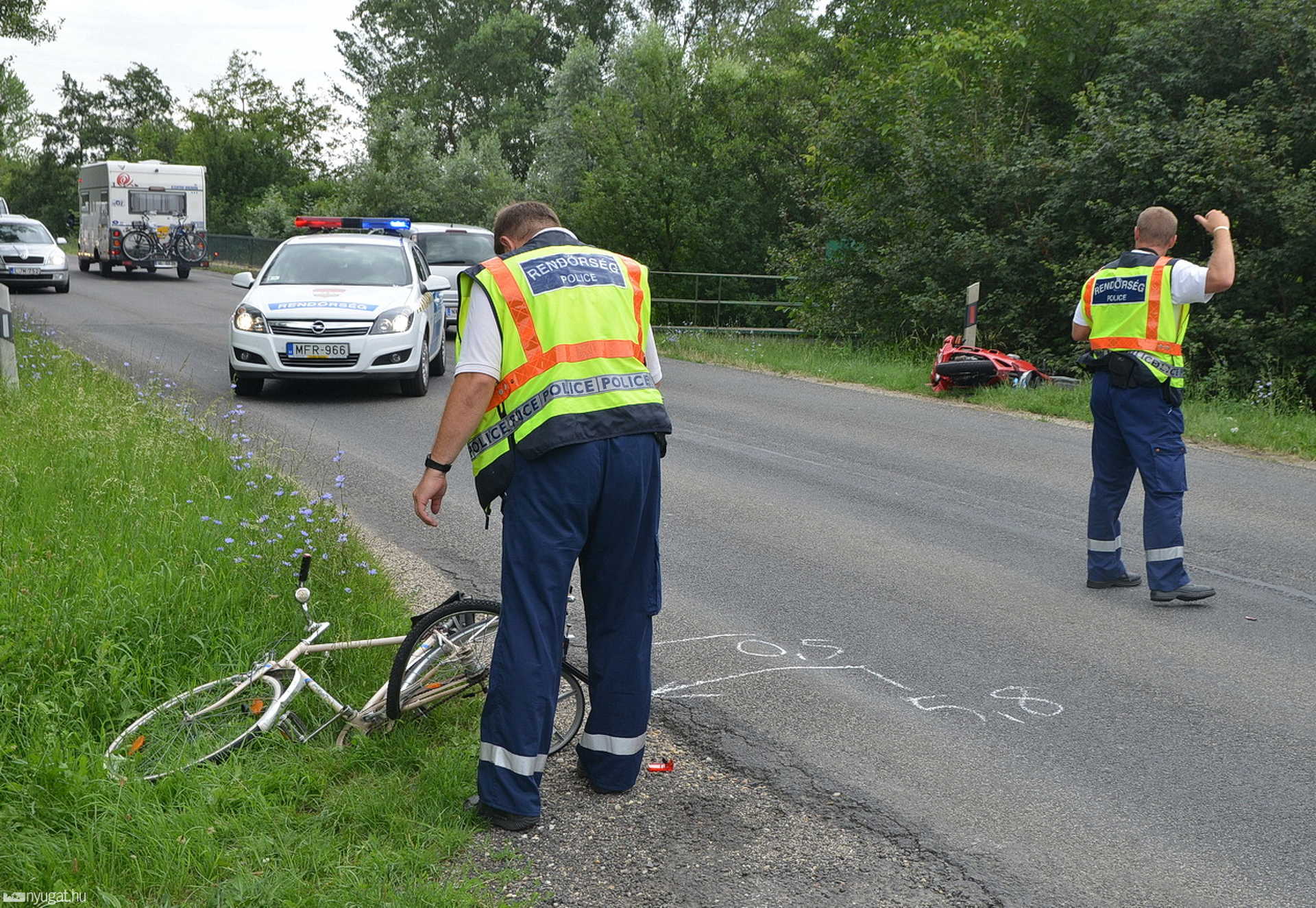 Motoros elé fordult a kerékpáros Tompaládonynál