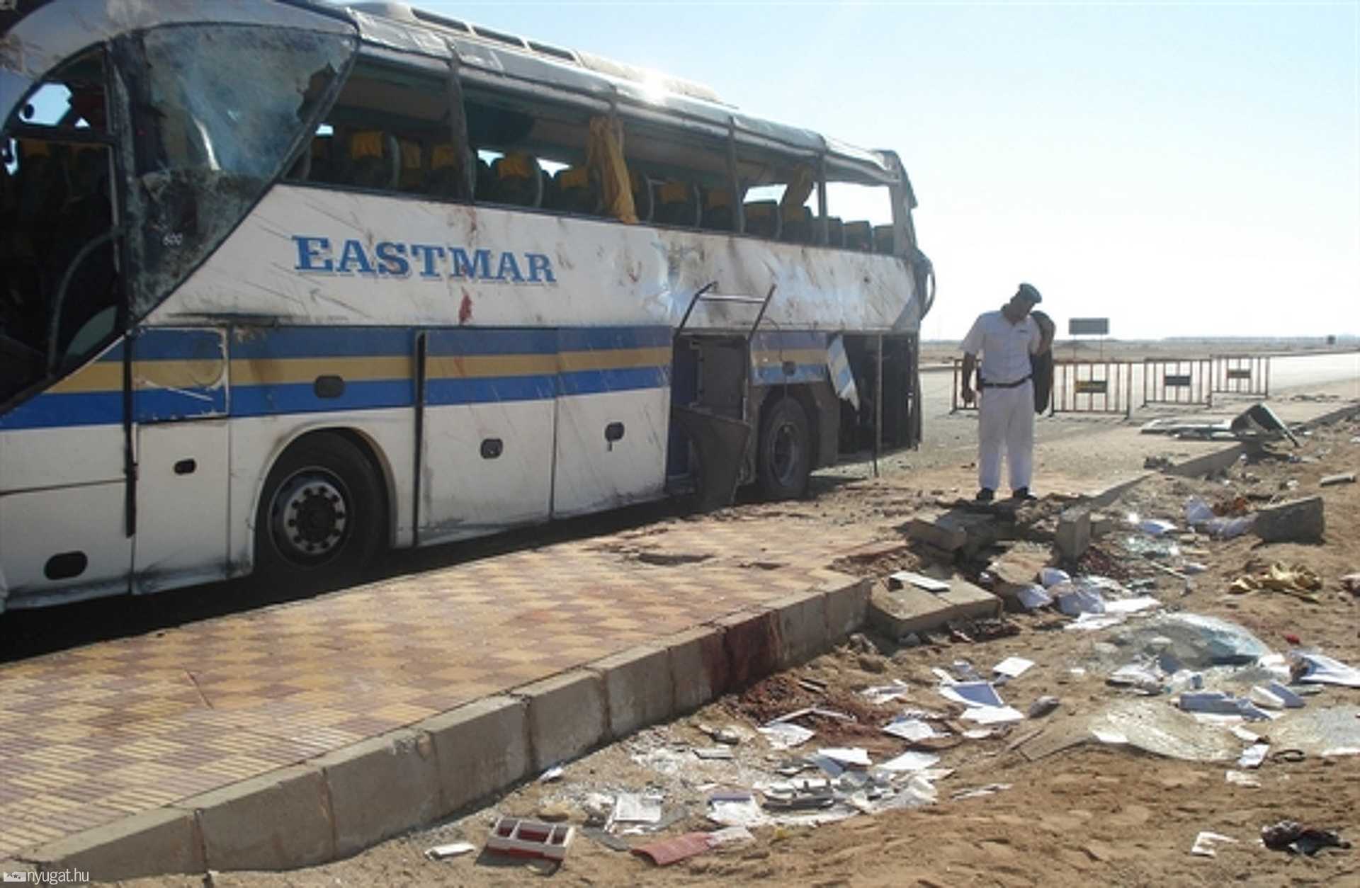 Ez a busz borult fel a magyar turistákkal - Fotó: Associated Press