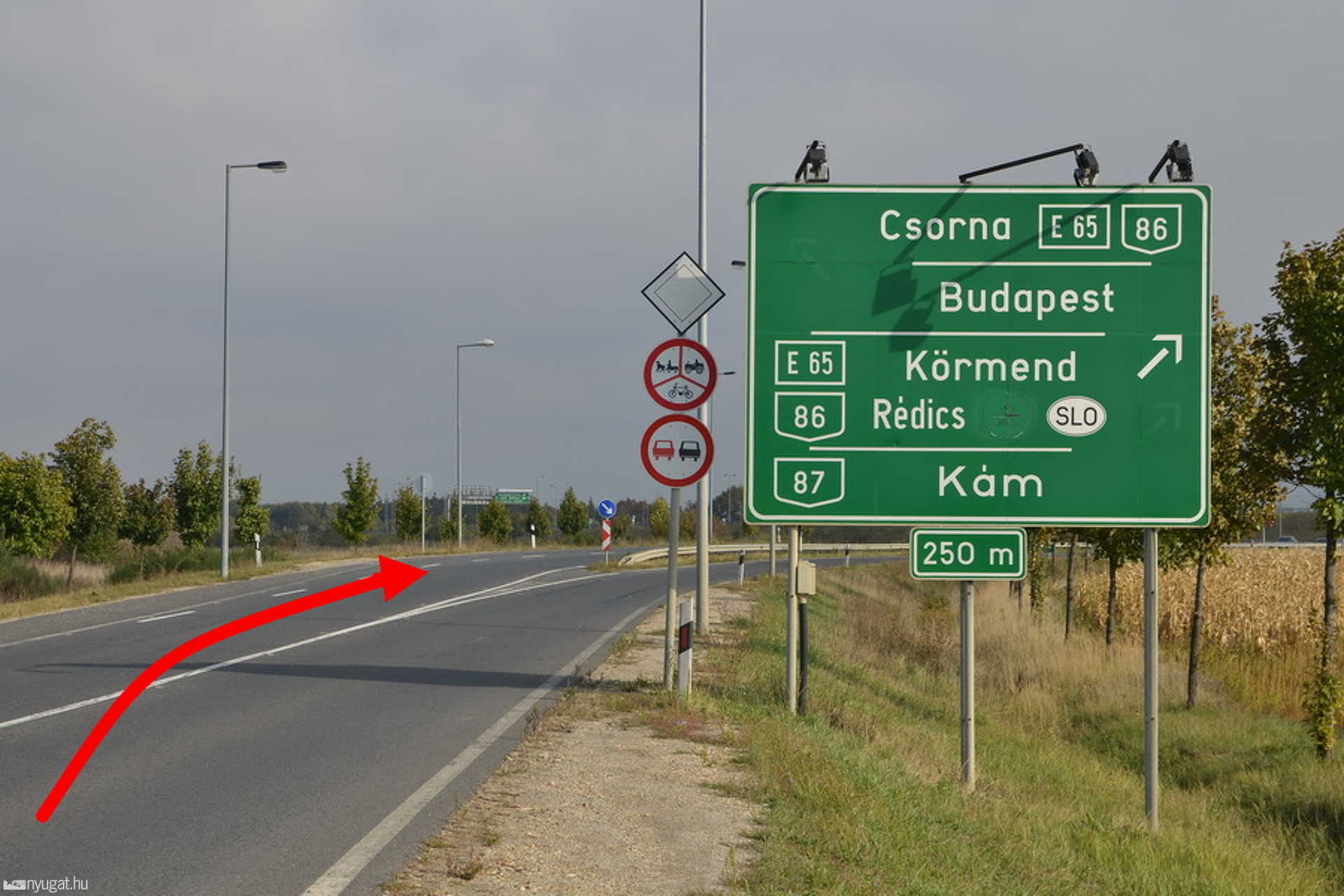 Szembe ment a forgalommal, motorost ütött el az autós
