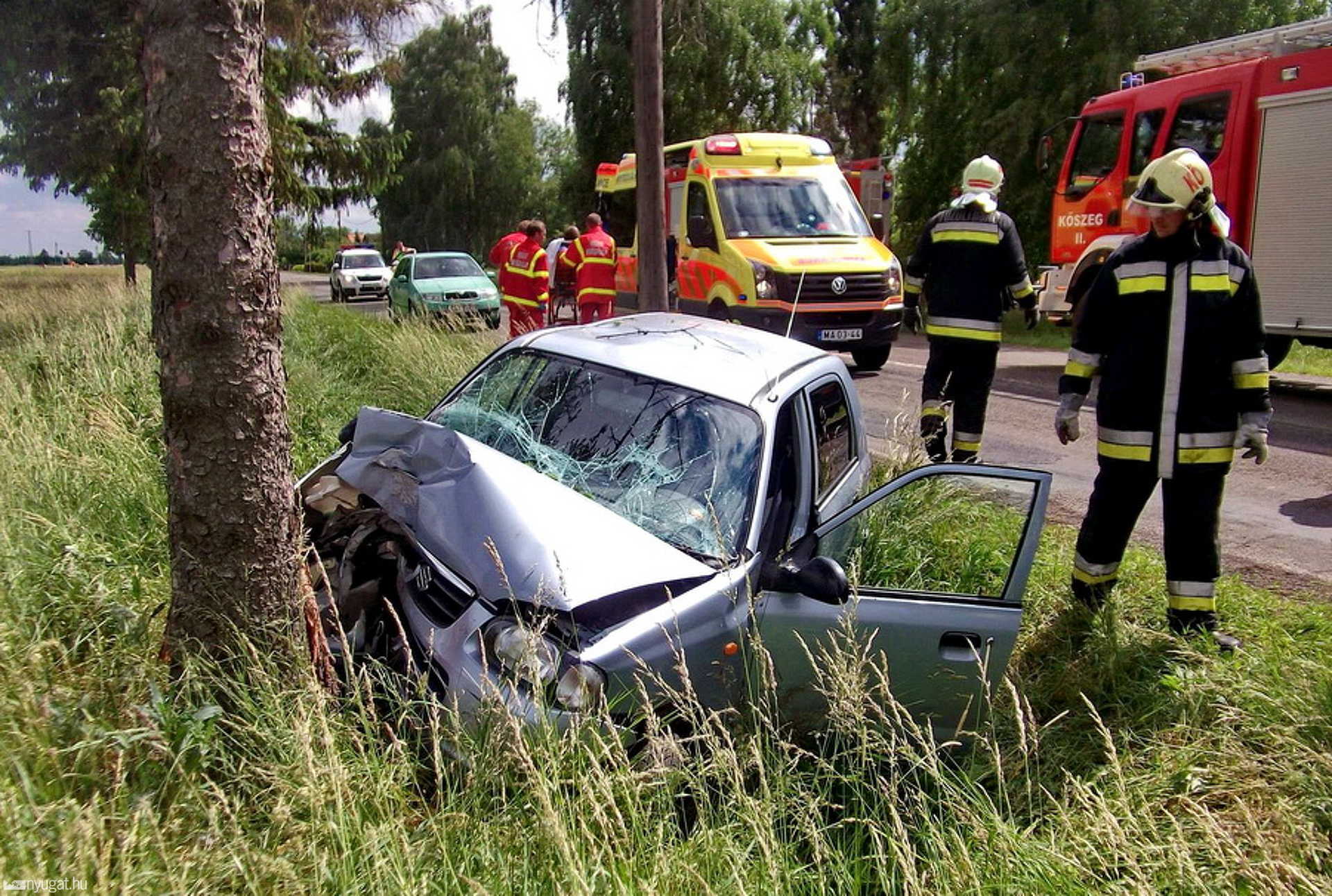 Fának rohant a Suzuki Alto Lukácsházán