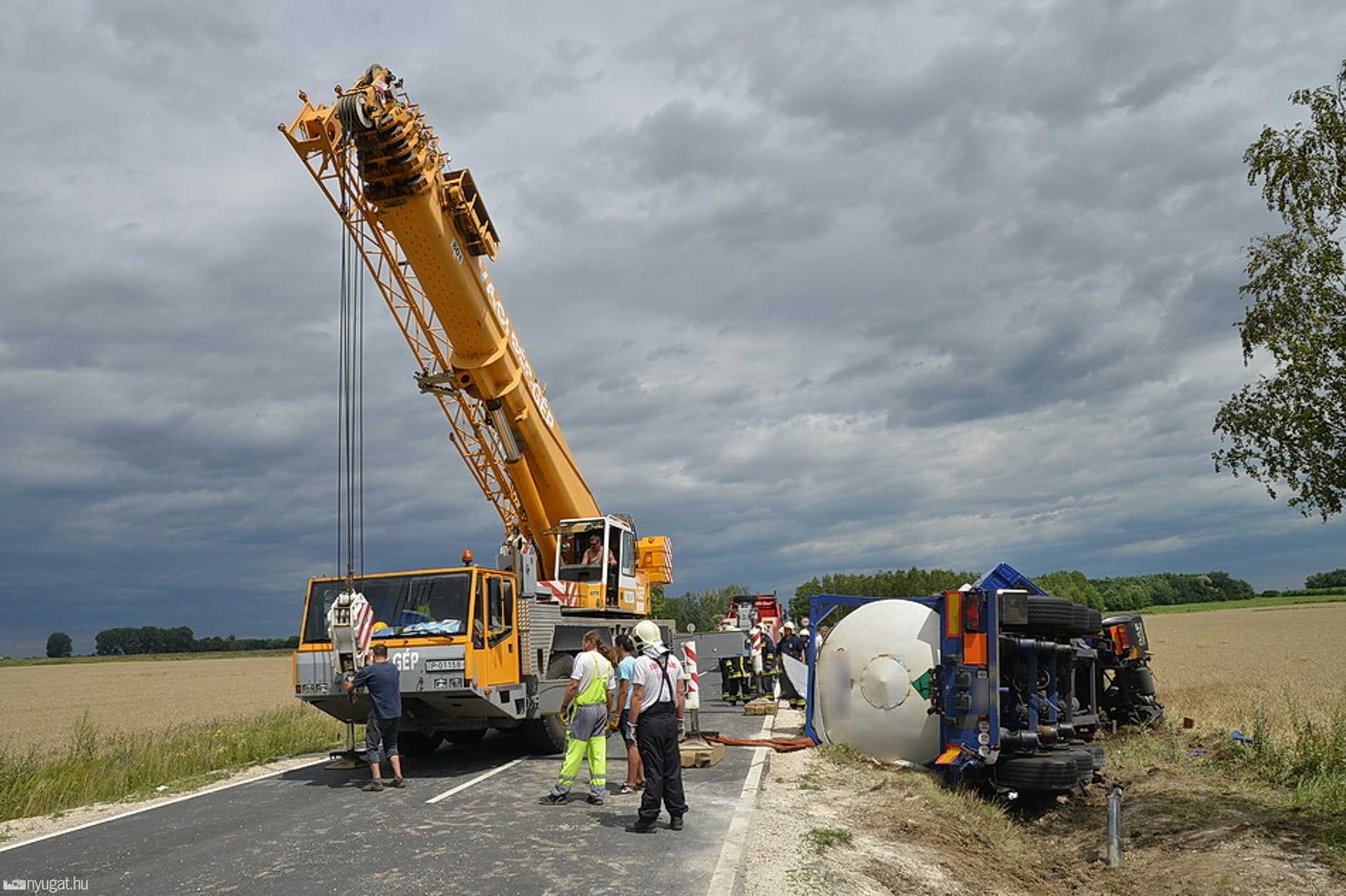 Három kamion és személyautó ütközött a 86-oson, Répcelaknál 