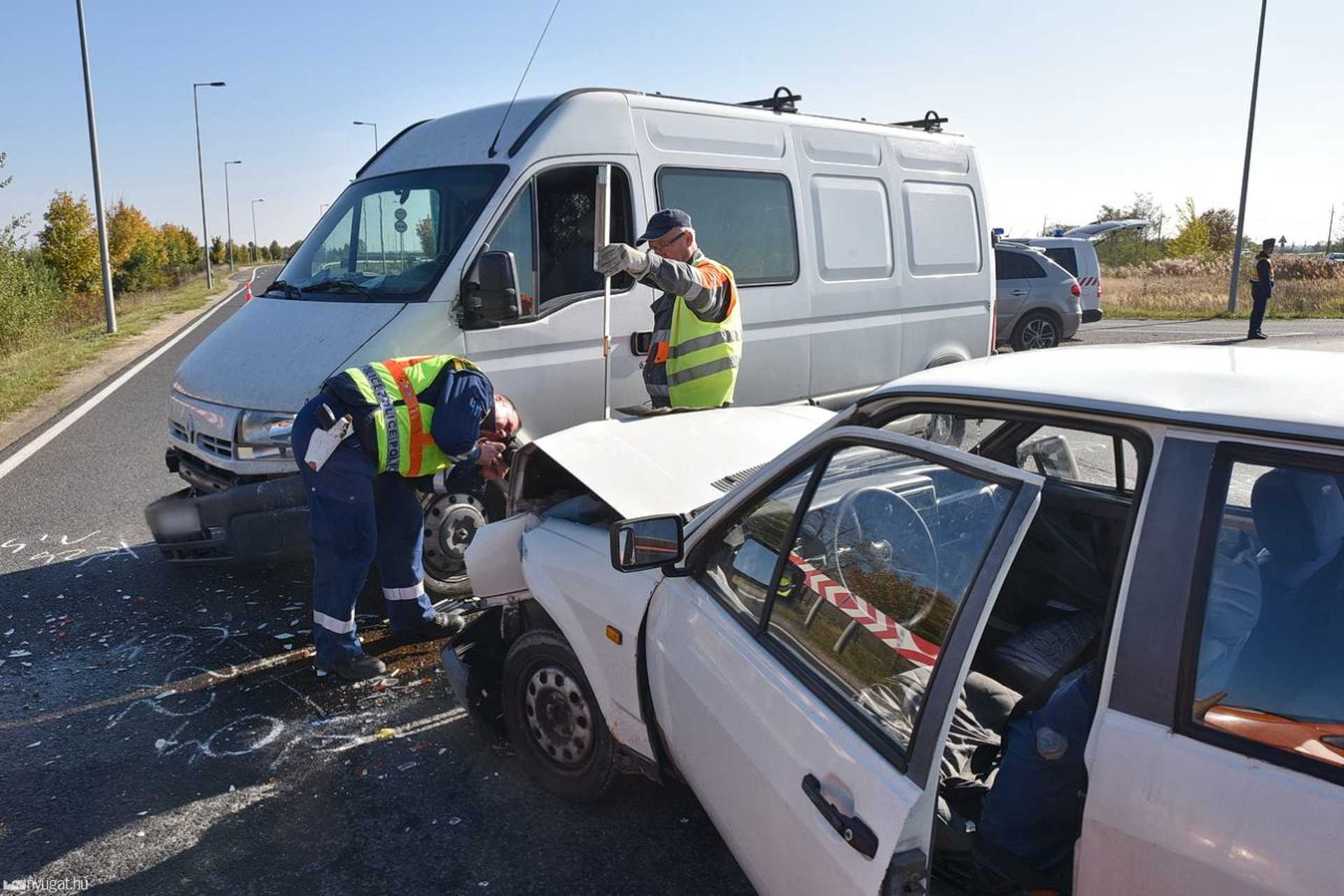 Kisáruszállító és személyautó ütközött a 87-esen