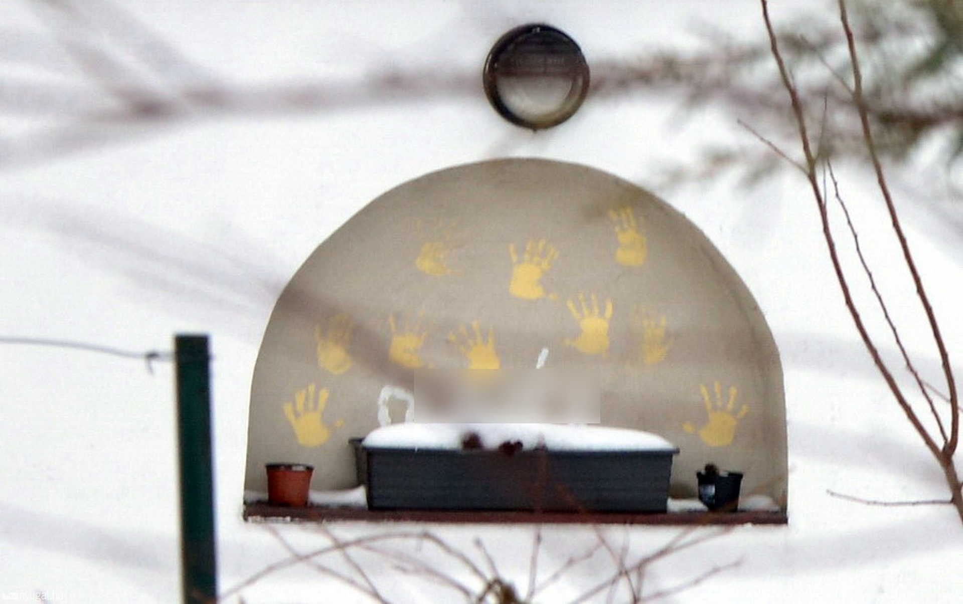 A fülkékben a megölt kisfiúk neve és kézlenyomata látszik