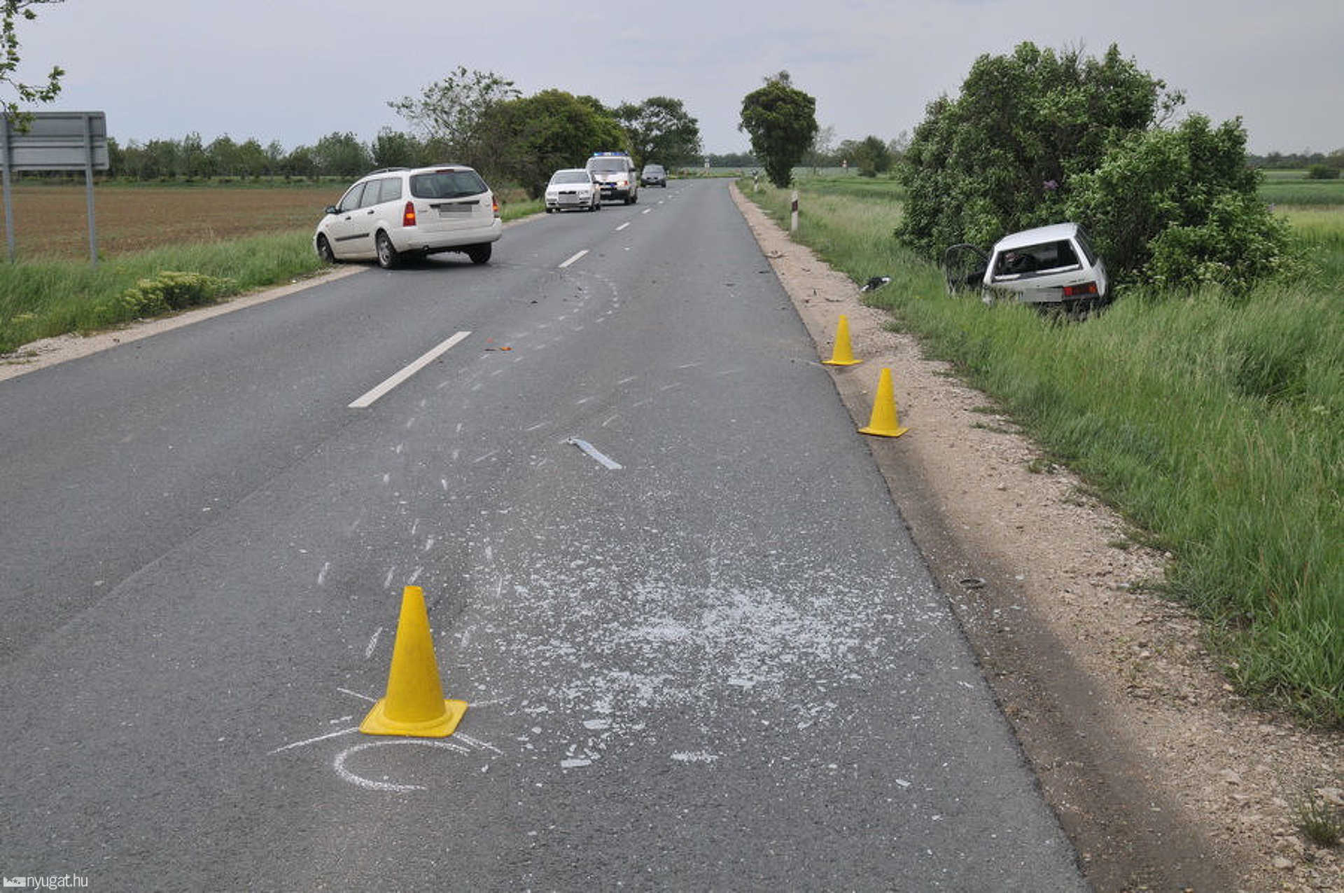 Belerohant az álló autóba a Ford a 87-es úton, Gyöngyösfalunál