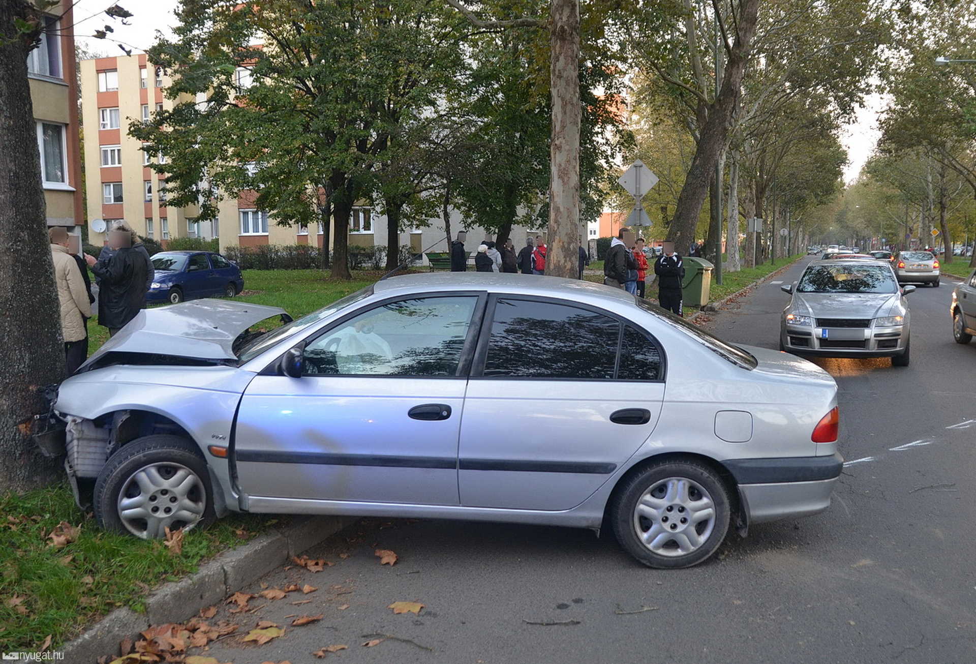 Fának ütközött a Toyota Szombathelyen
