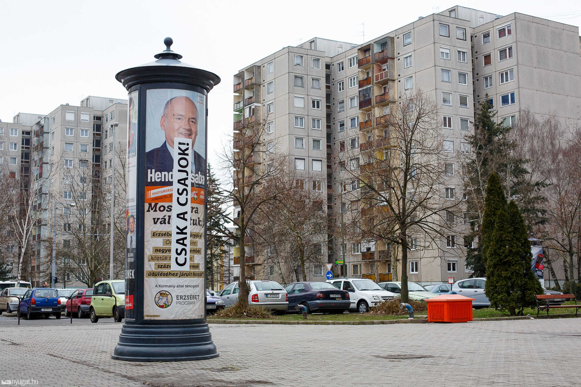 Leragasztott Hende-plakát Derkovitson