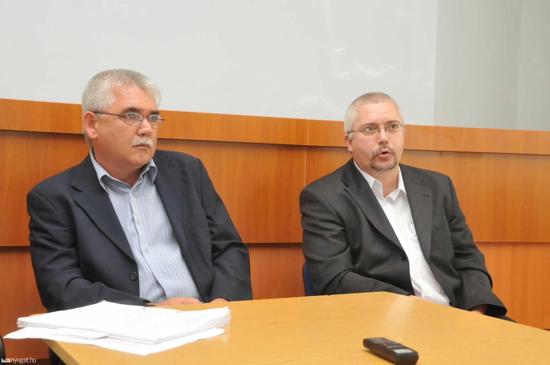 Tima Péter alezredes (jobbra) a kórházi szarka lebuktatásáról számolt be