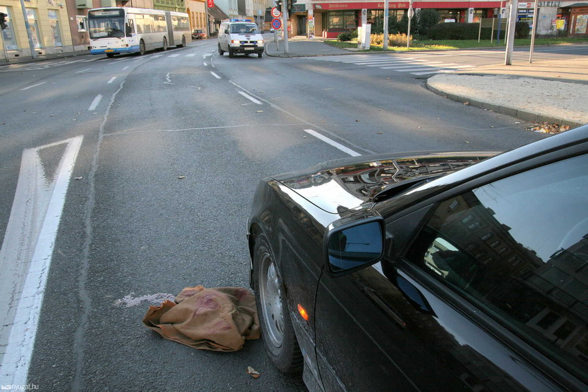 Két gyalogost gázolt el a BMW a zebrán
