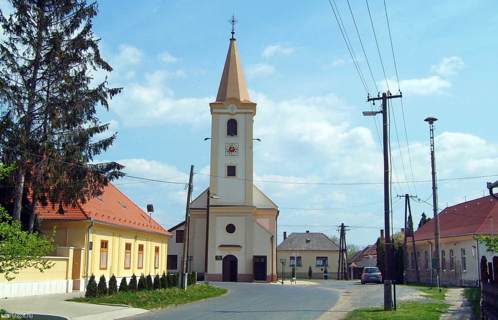 Az óvoda (jobbra) falán nincs tábla kegyes adományról