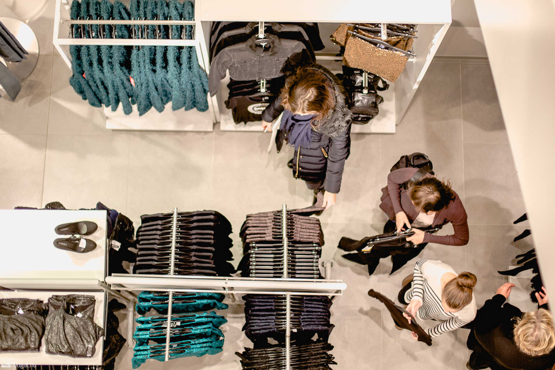 Megnyitott a H&M a Savaria Plázában