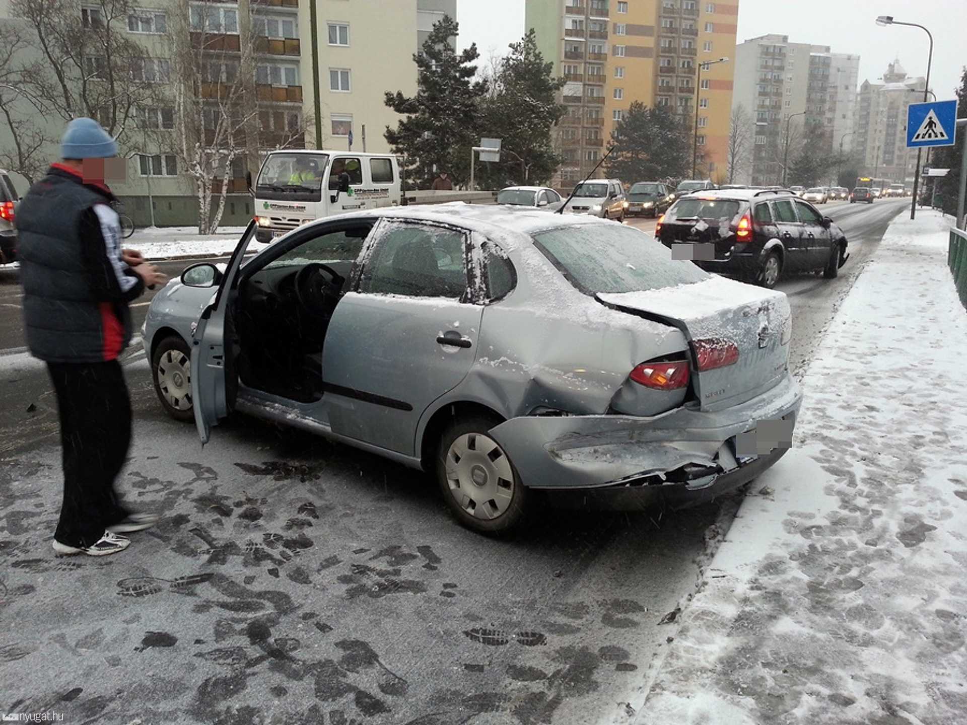 Több autó csúszott egymásba a jeges úton Szombathelyen