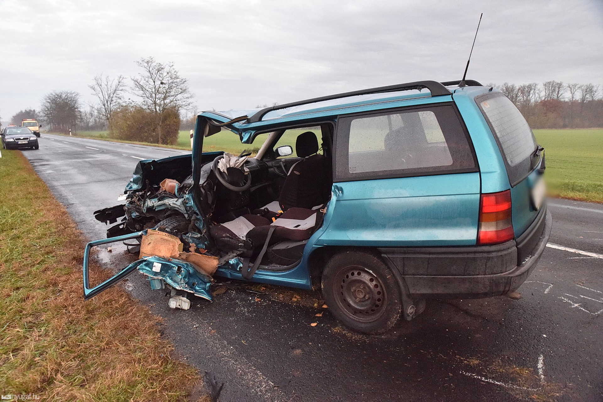 Meghalt az Audi sofőrje a hajnali balesetben, négyen megsérültek Nemeskeresztúrnál