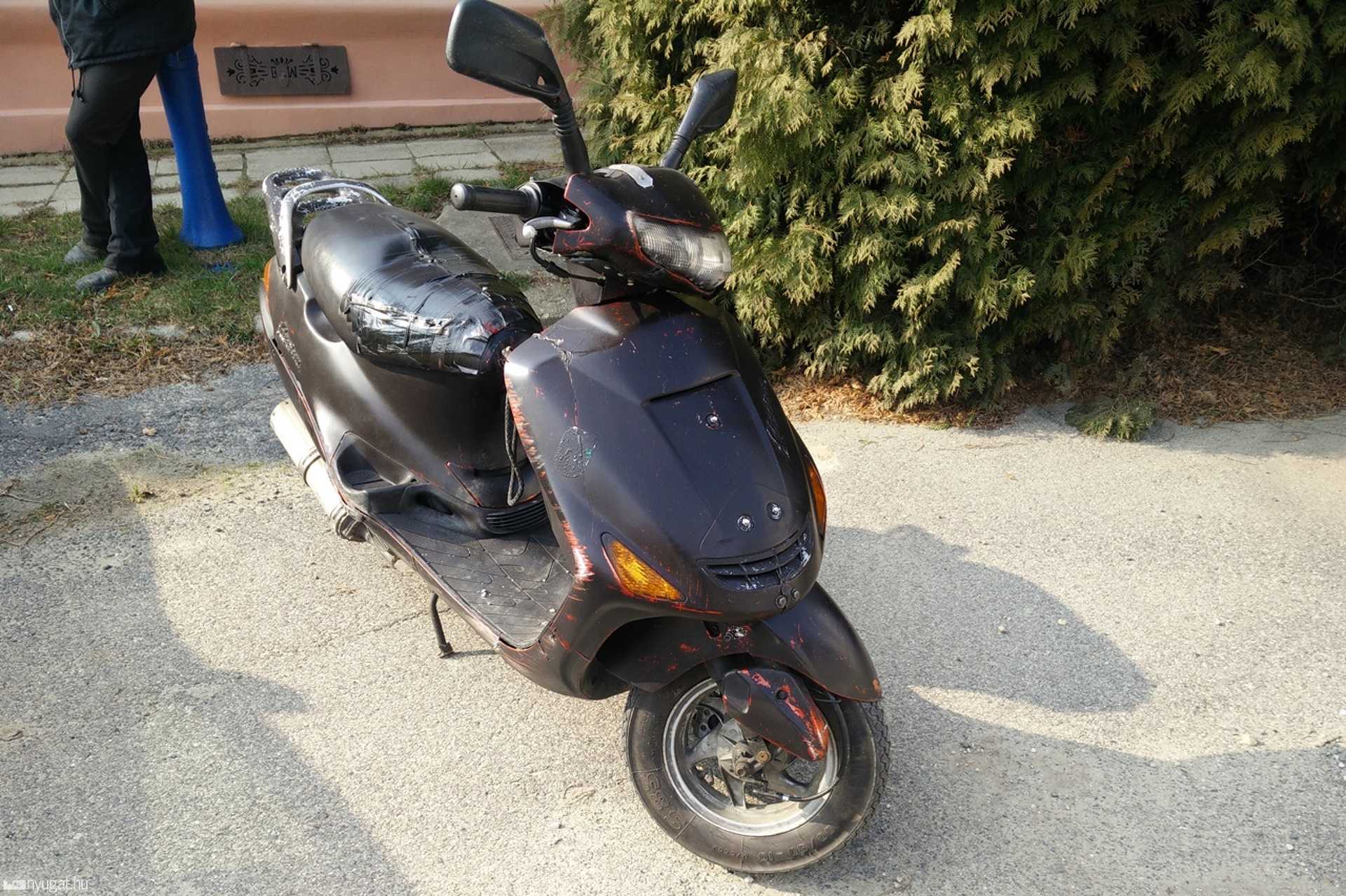 Nem viselt bukósisakot, elesett, megsérült a motoros