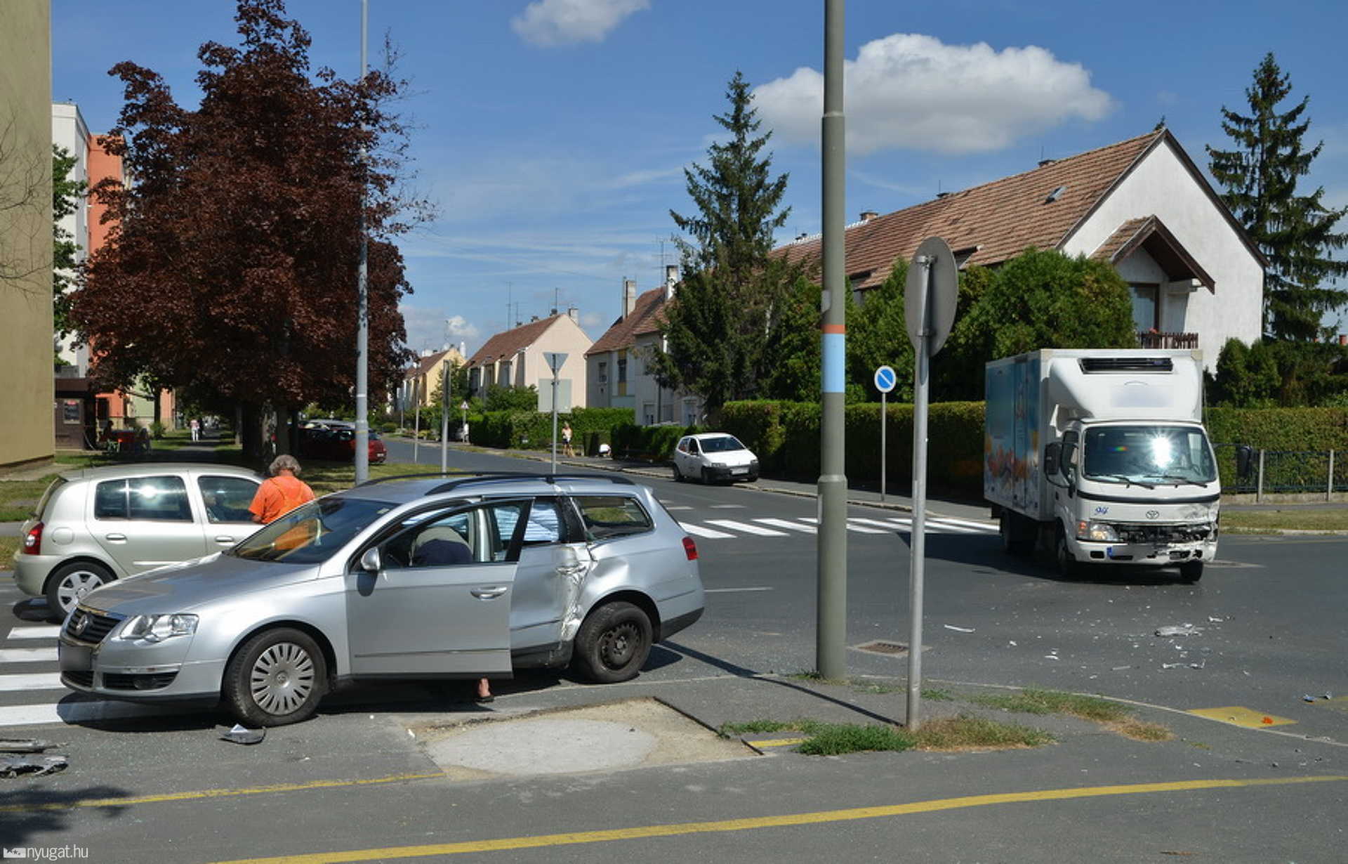 Oszlopnak csapta a VW-t a teherautó Szombathelyen