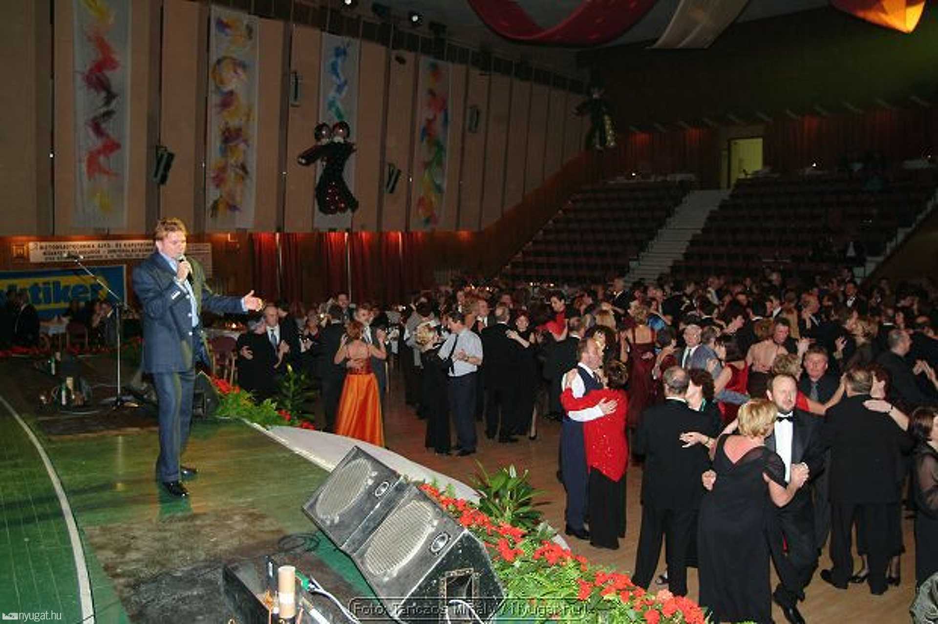 Városi bál 2004.