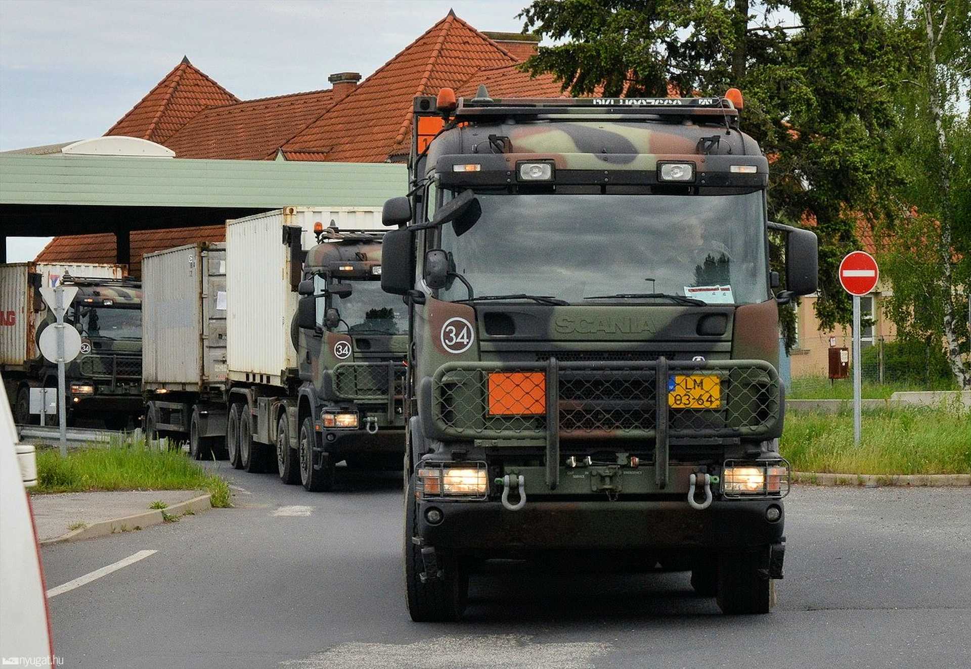 Holland katonai konvoj hagyja el Magyarországot egy gyakorlat után