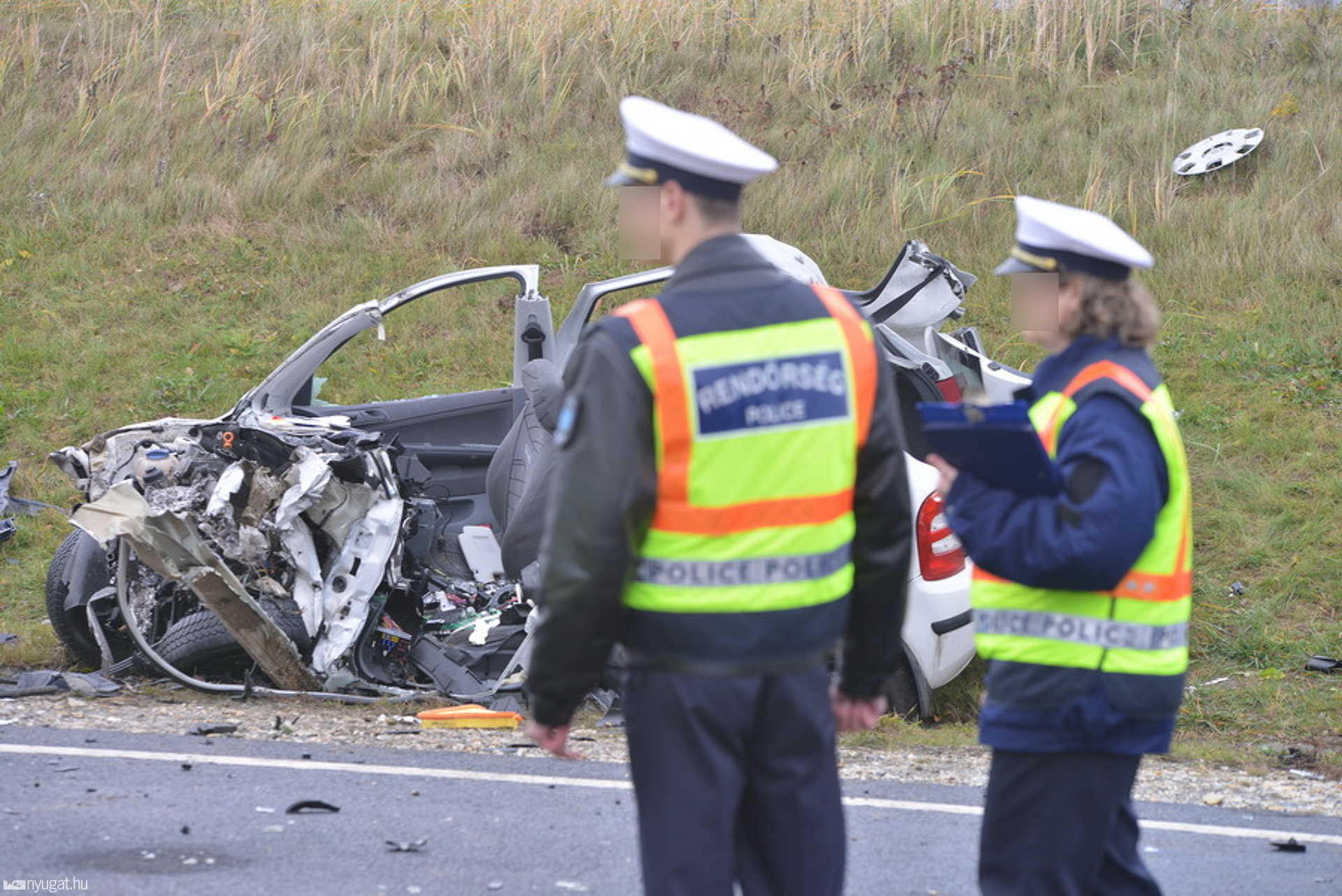 Halálos baleset a 89-es főúton - kamion alá rohant a Skoda