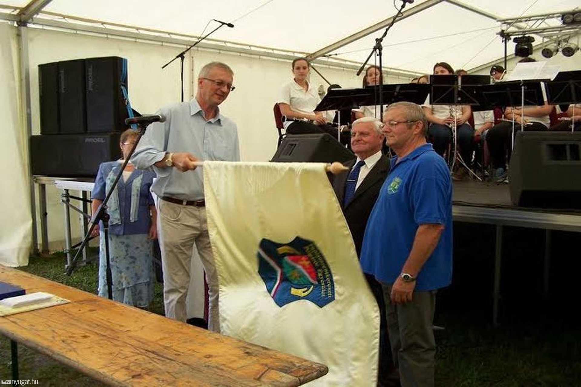 A polgármester átadja a „Polgárőr Község” zászlót 