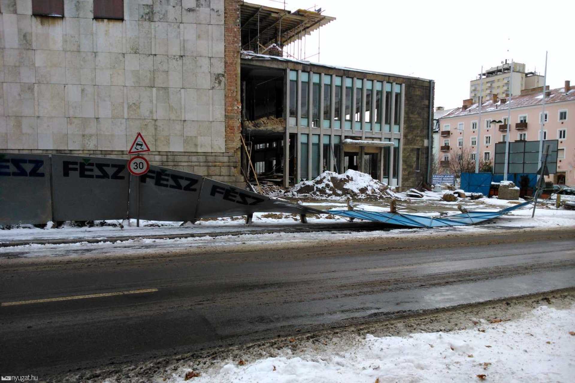 Az AGORA Művelődési és Sportház kerítése