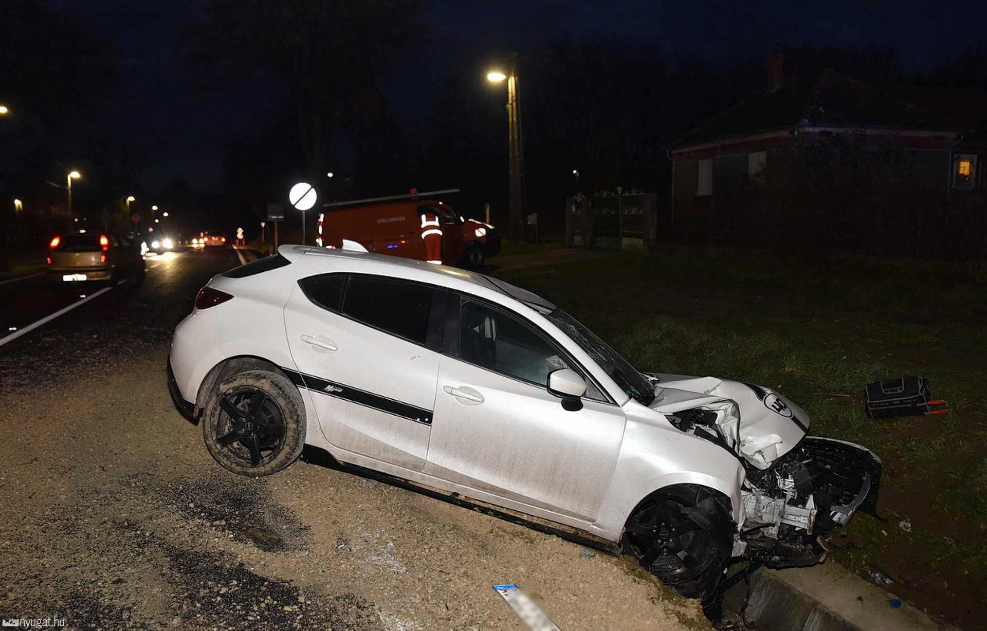 Oszlopot döntött és árokba csapódott a Mazda Alsóújlaknál