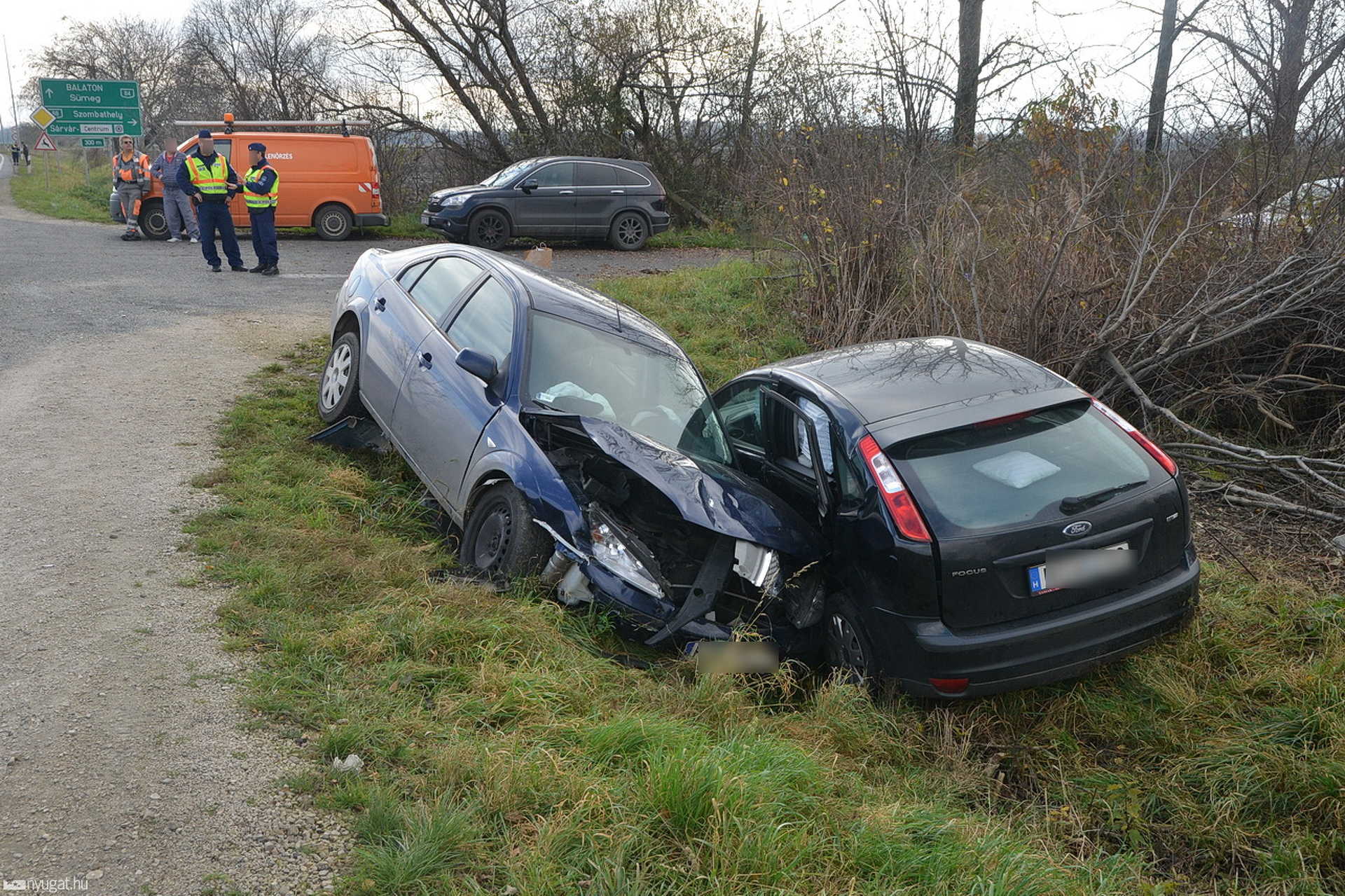 Kanyarodó autóba rohant a Mondeo a 84-es főúton