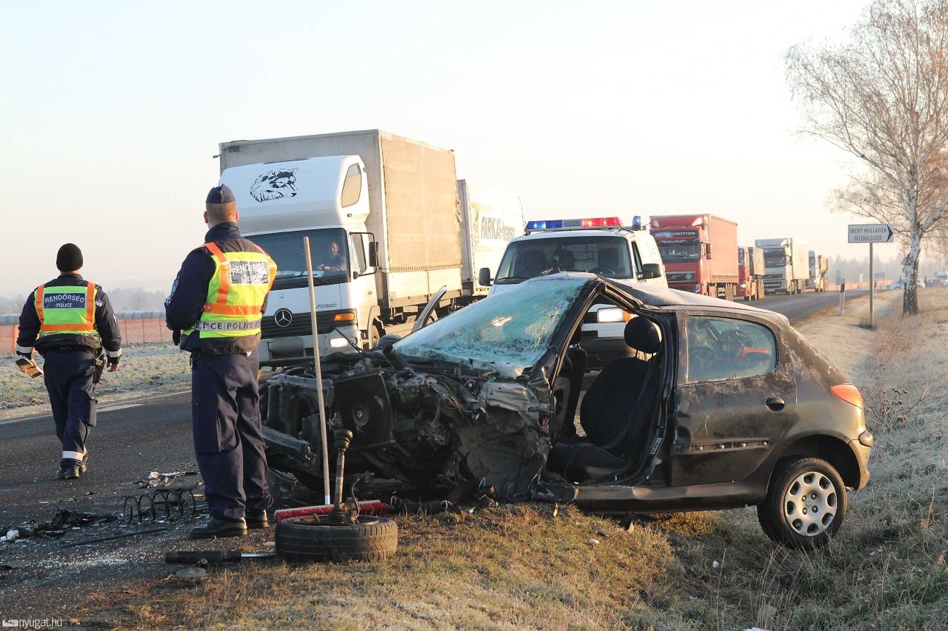Hatan sérültek a 86-oson történt balesetben