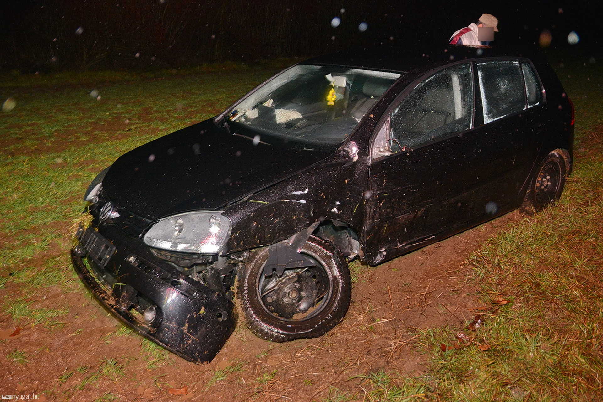 Rovernek hajtott egy VW Golf Söpte közelében