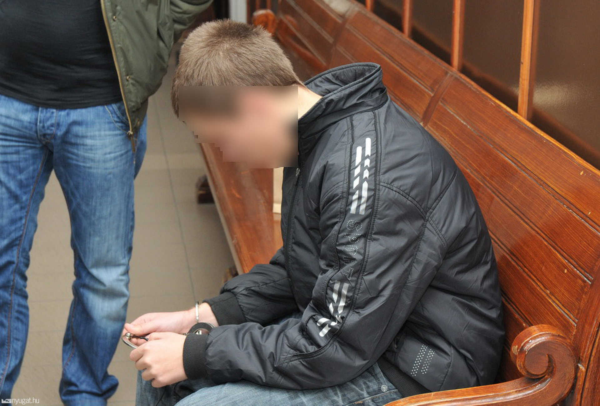 A fiú értelmesen, összeszedetten beszélt a bírónak, majd megtörten várt a folyosón
