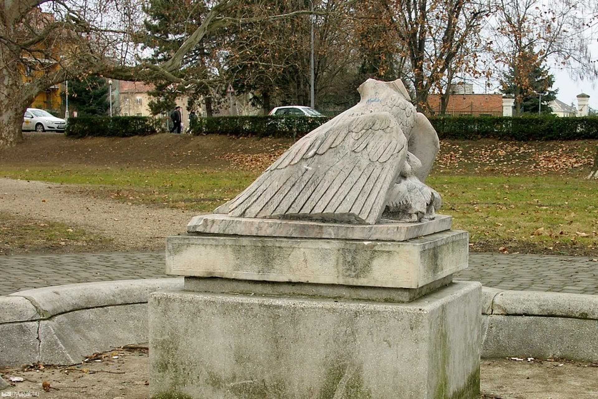 Pelikán szobor 2012-ben