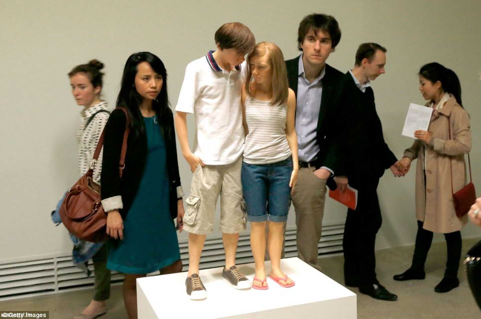 Ron Mueck hiperrealista szobrai