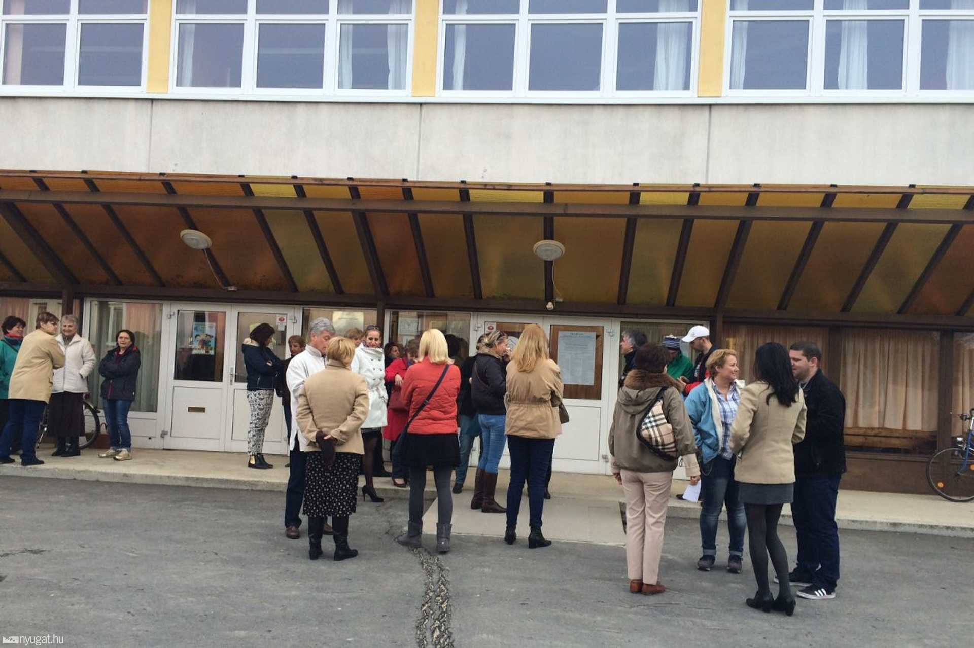 Sztrájk a Bercsényi iskola előtt