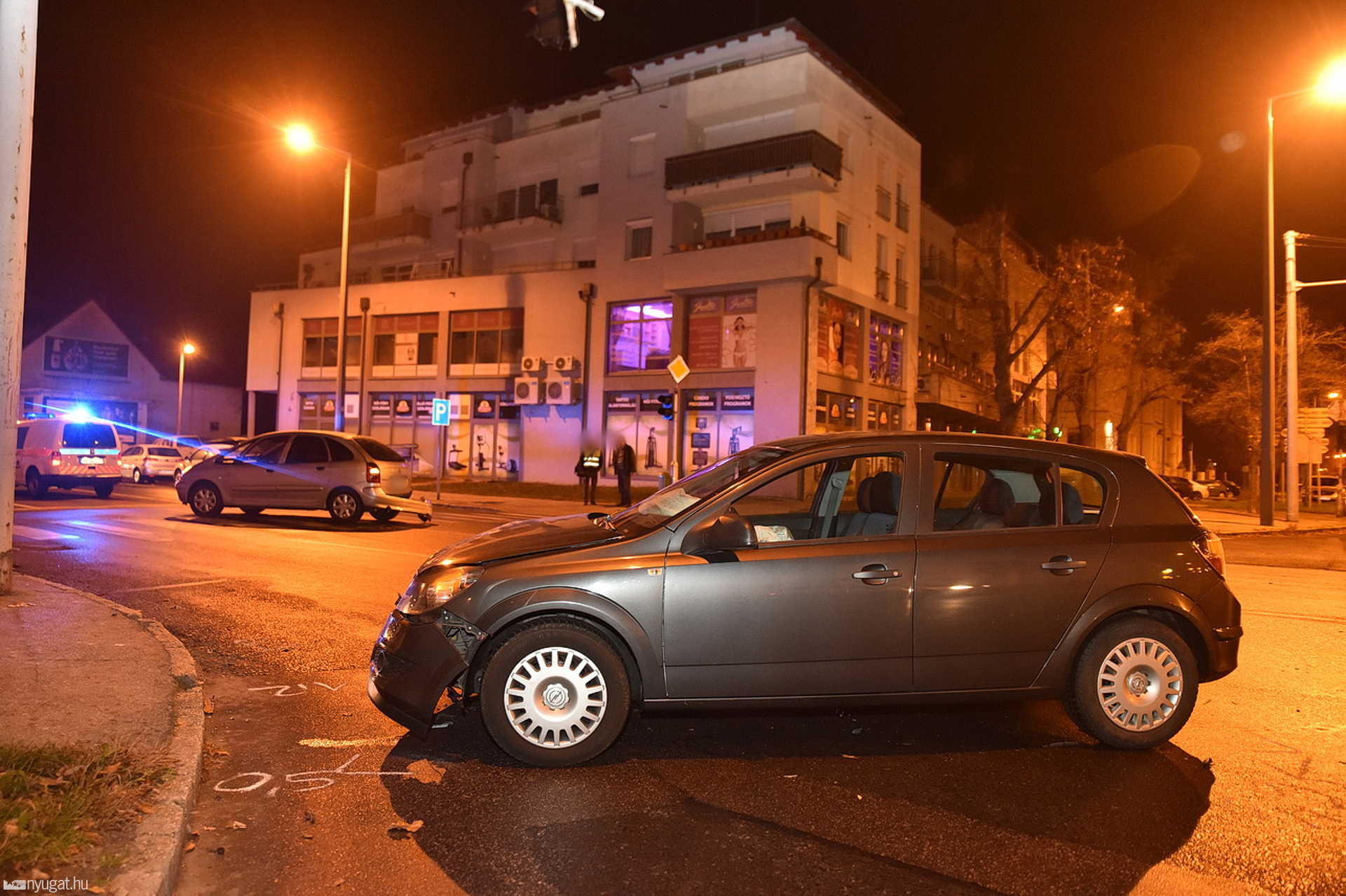 Megállt a stoptáblánál, majd egy autó oldalába hajtott a horvát sofőr Szombathelyen