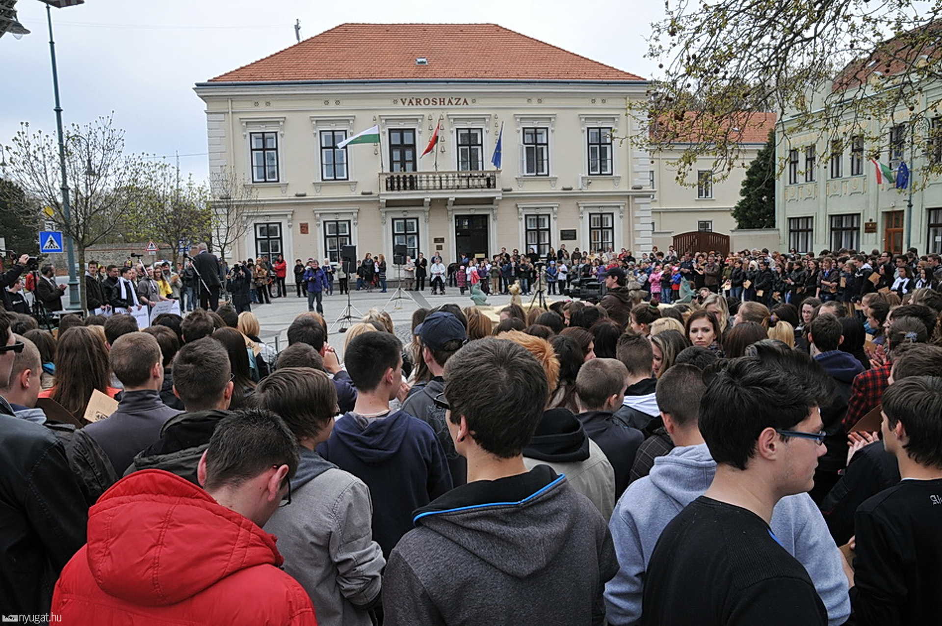 Ki viszi át a szerelmet - közös versmondás Sárváron