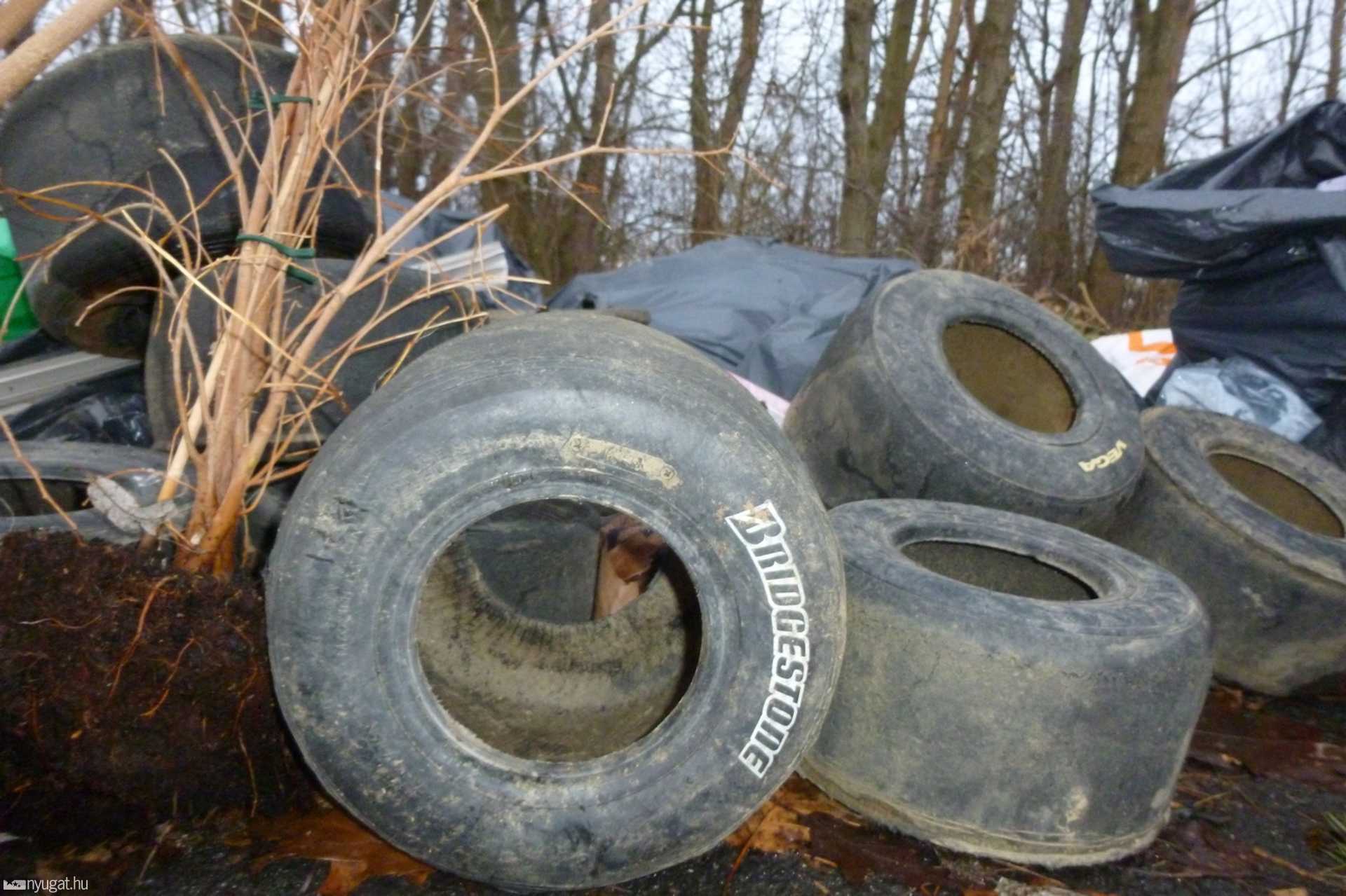 Illegális hulladéklerakó a 89-es főút mellett