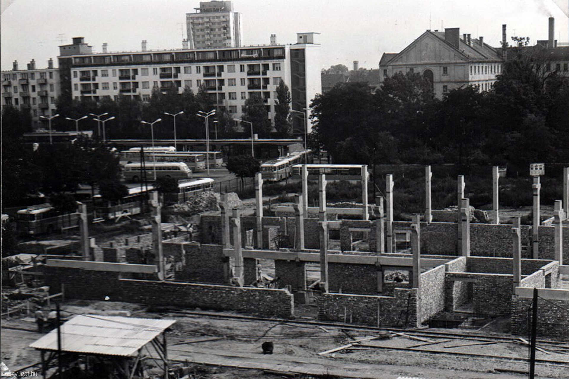 Épül az MMIK - szemben az Ady tér