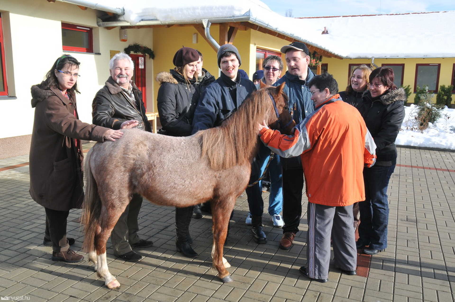 Pónilovat kaptak Mikulásra az autista fiatalok 