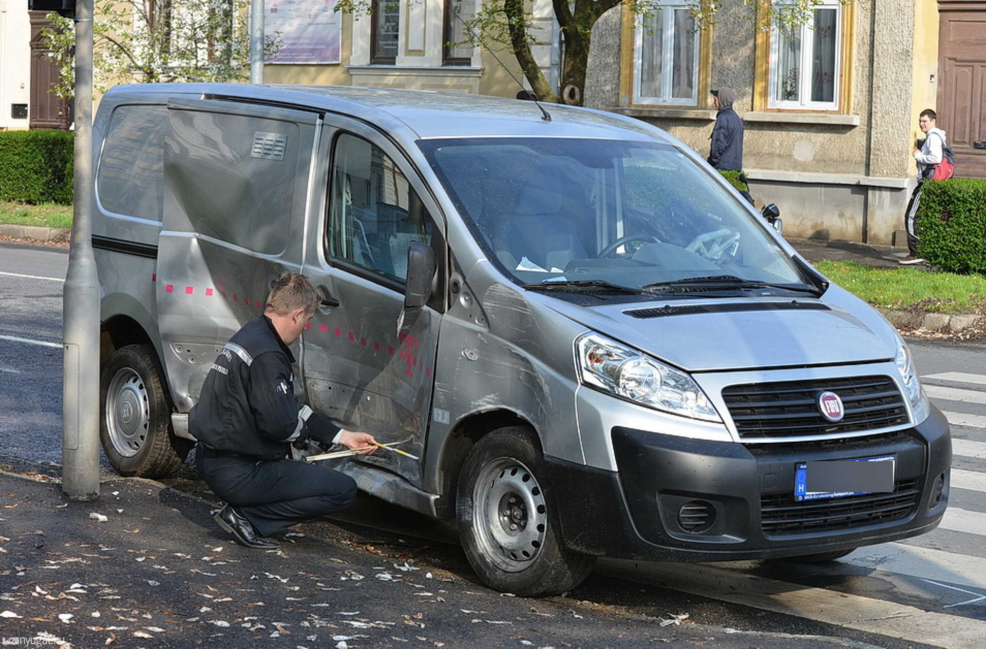 Szirénázó rendőrautó elé hajtott egy Fiat Szombathelyen