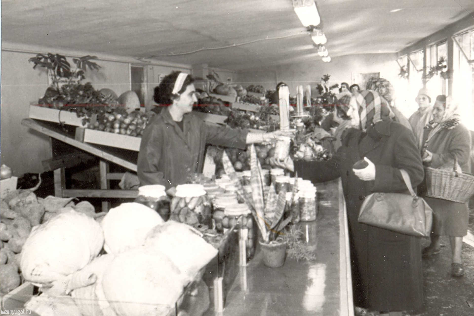 TSZ-vásárcsarnok a piac területén