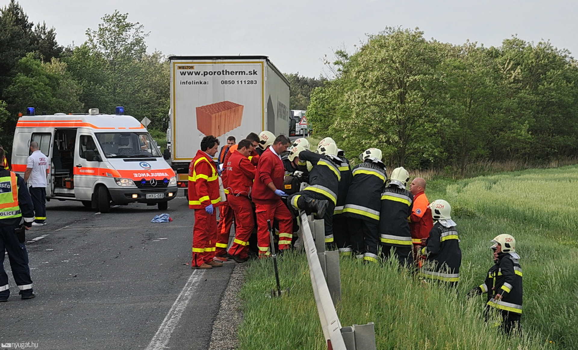 Előzésből hármas ütközés a 86-os főúton, Kisrádóc közelében