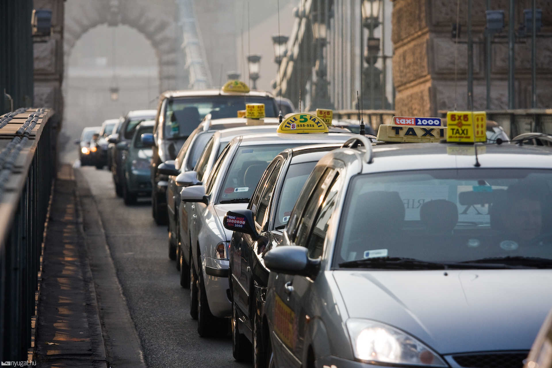 Forgalomlassító taxisvonulás Budapesten