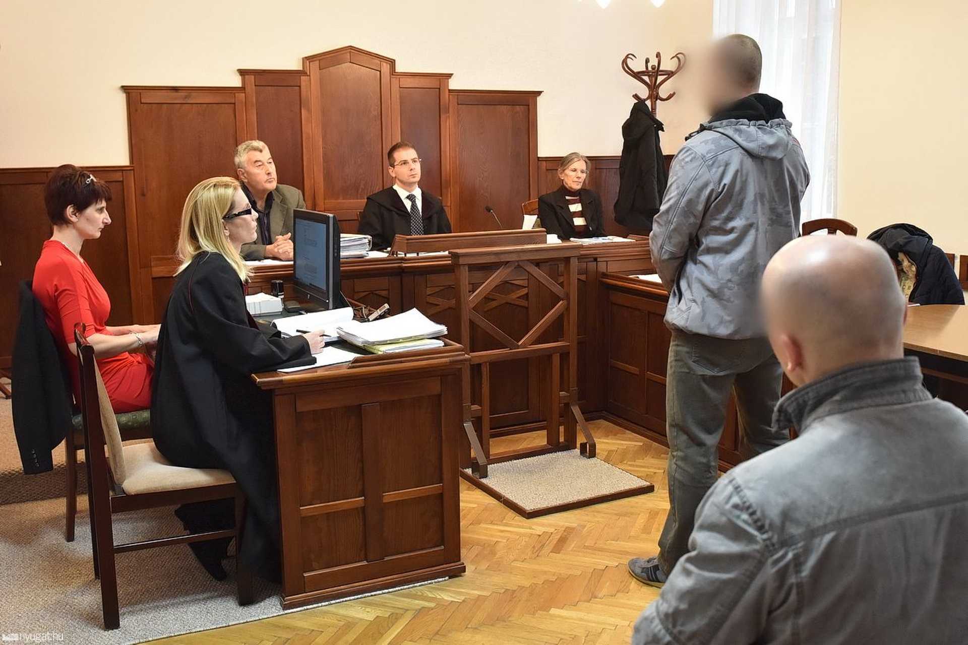 A kenyeres autót elrabló férfit vezetik a tárgyalásra