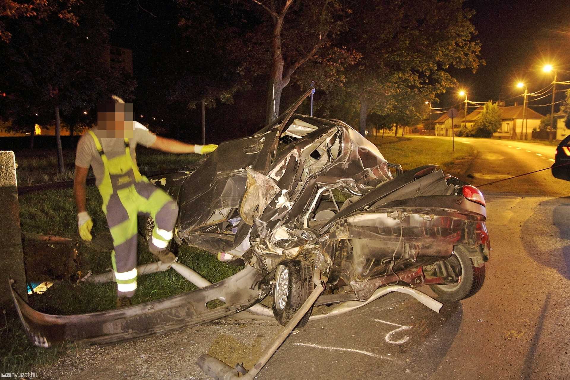 Felismerhetetlenné tört a villanyoszlopnak ütköző autó