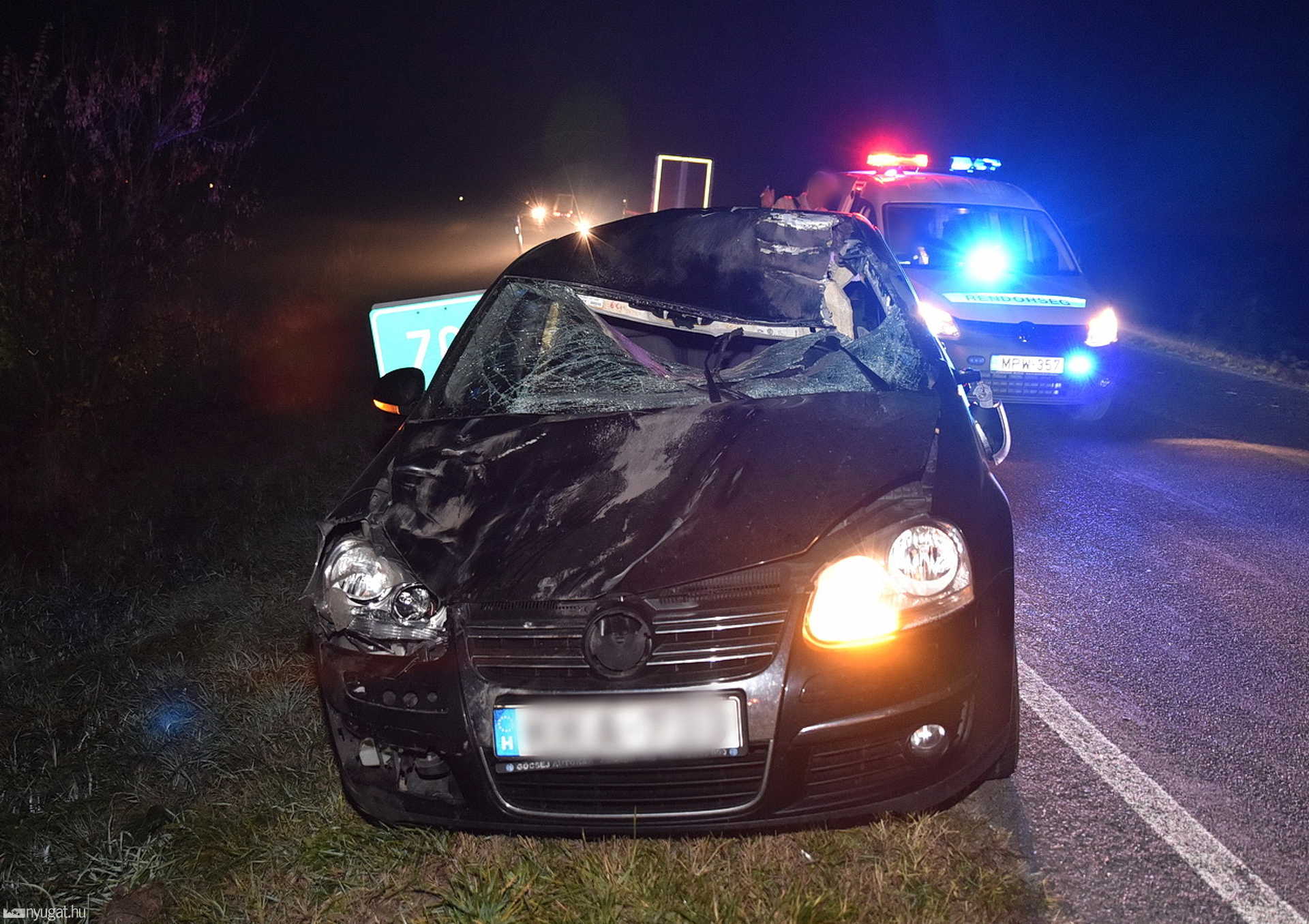 Szarvast gázolt a VW, megsérült a sofőr Szombathely közelében a 86-oson