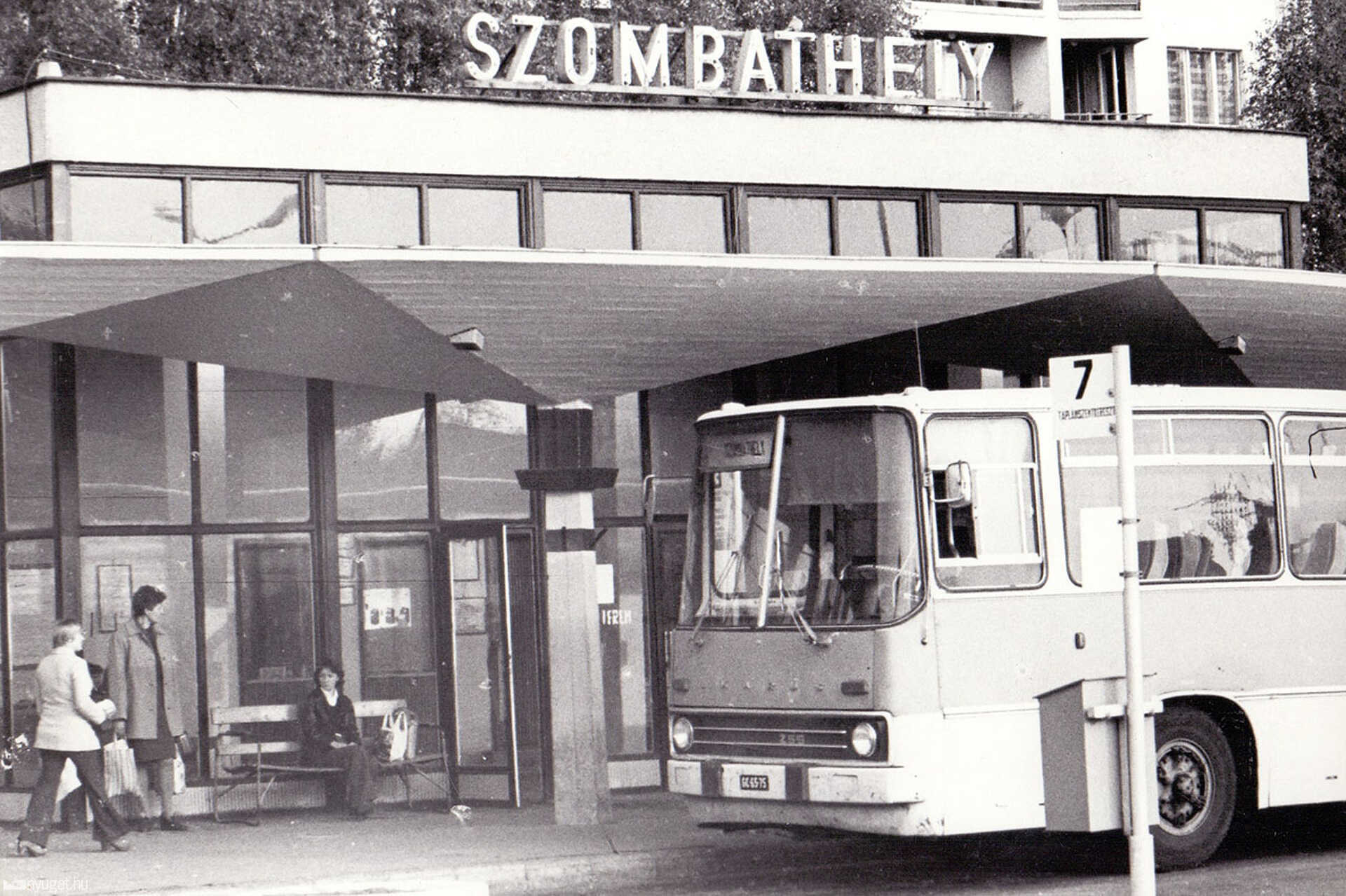 Ady Endre tér, autóbusz pályaudvar