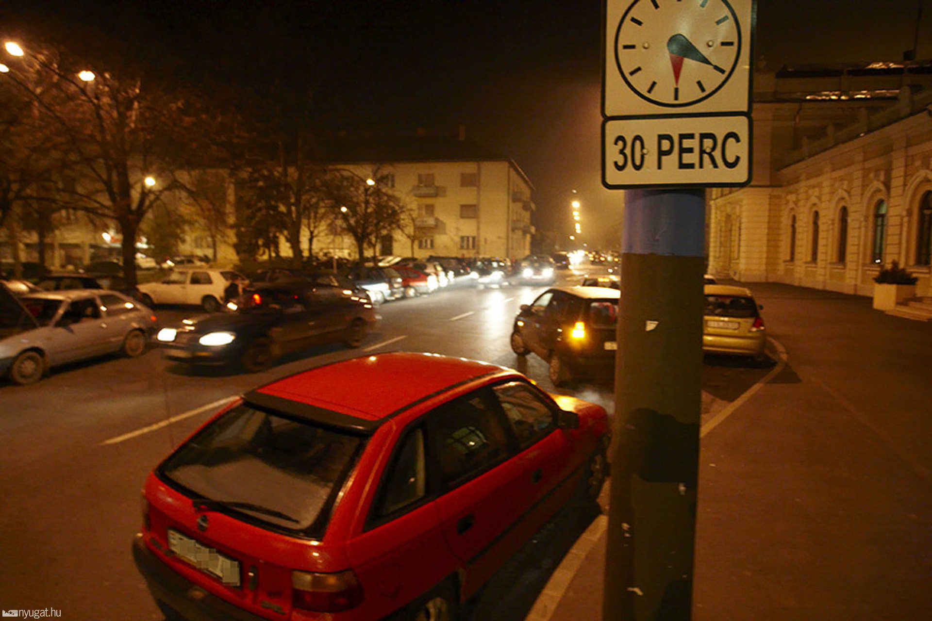 Kevés a parkoló a vasúton