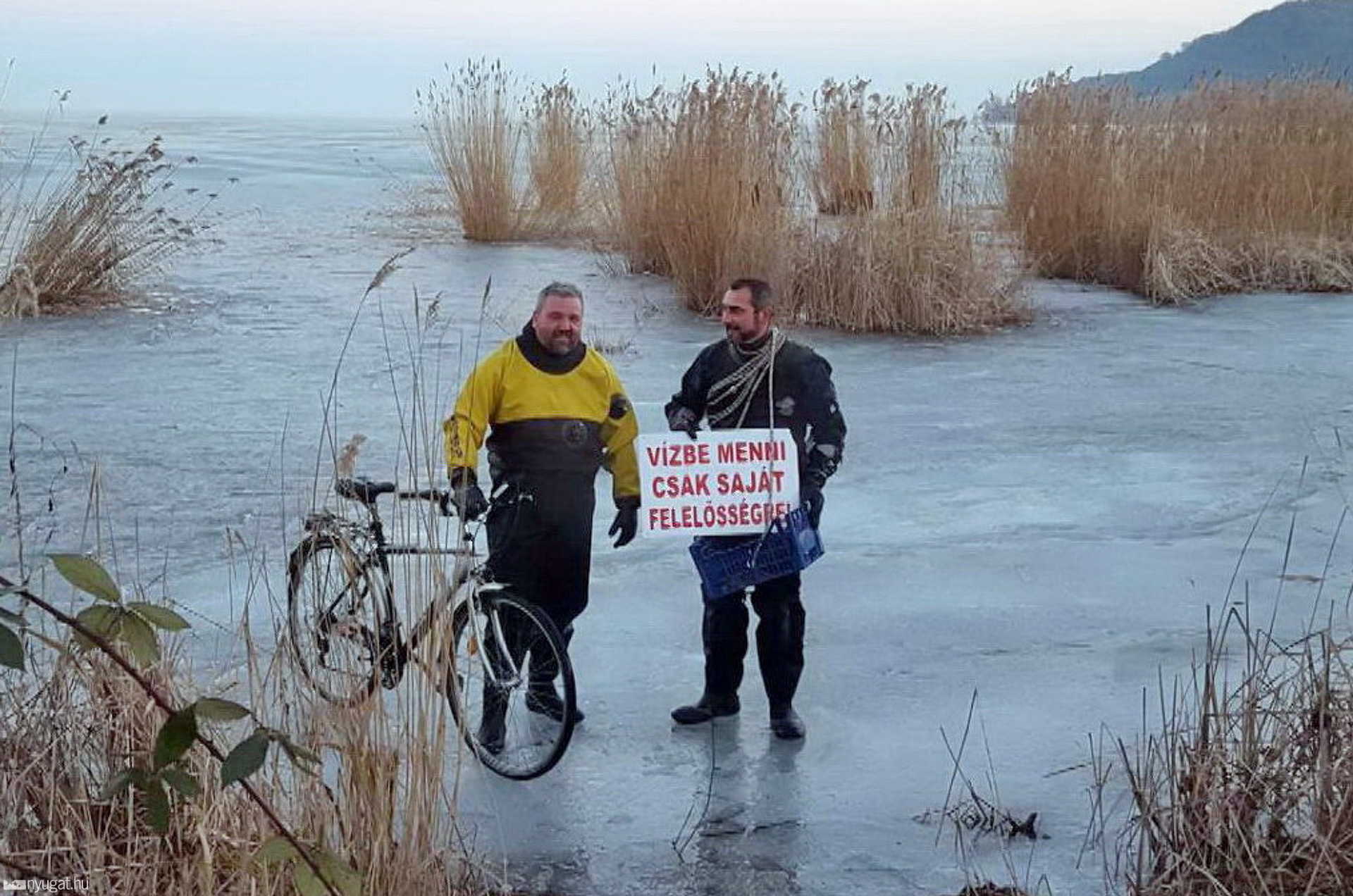 A Balaton beszakadt jegéből mentettek kerékpárost a vízimentők