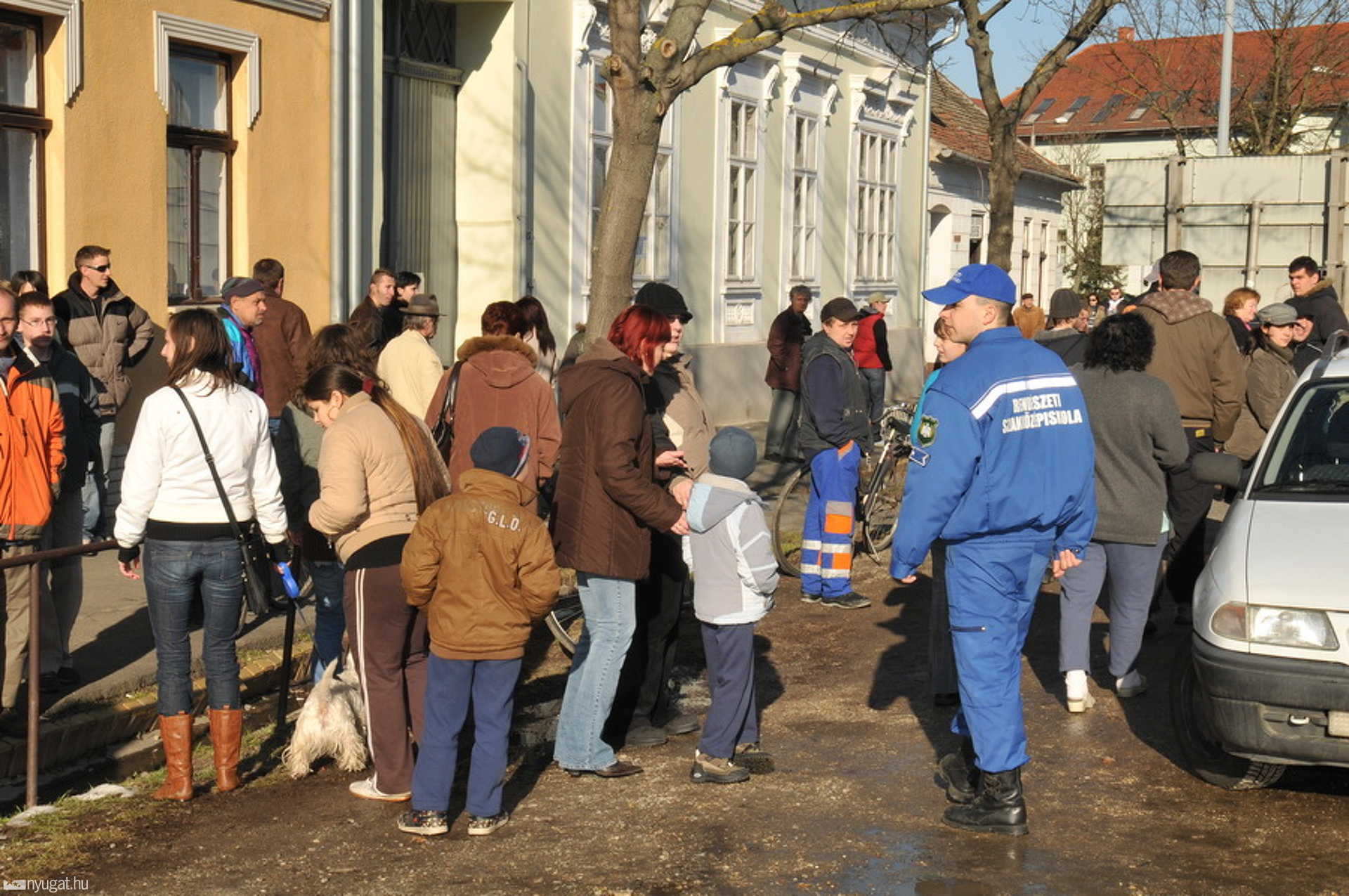 Nézelődőket kiterelő rendőrök