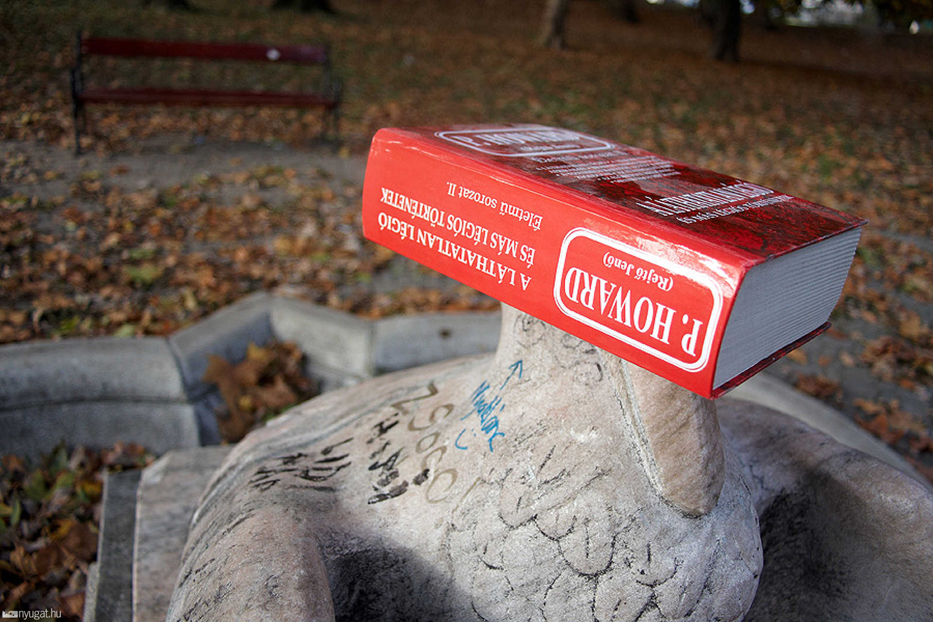 Pelikán szobor variációk