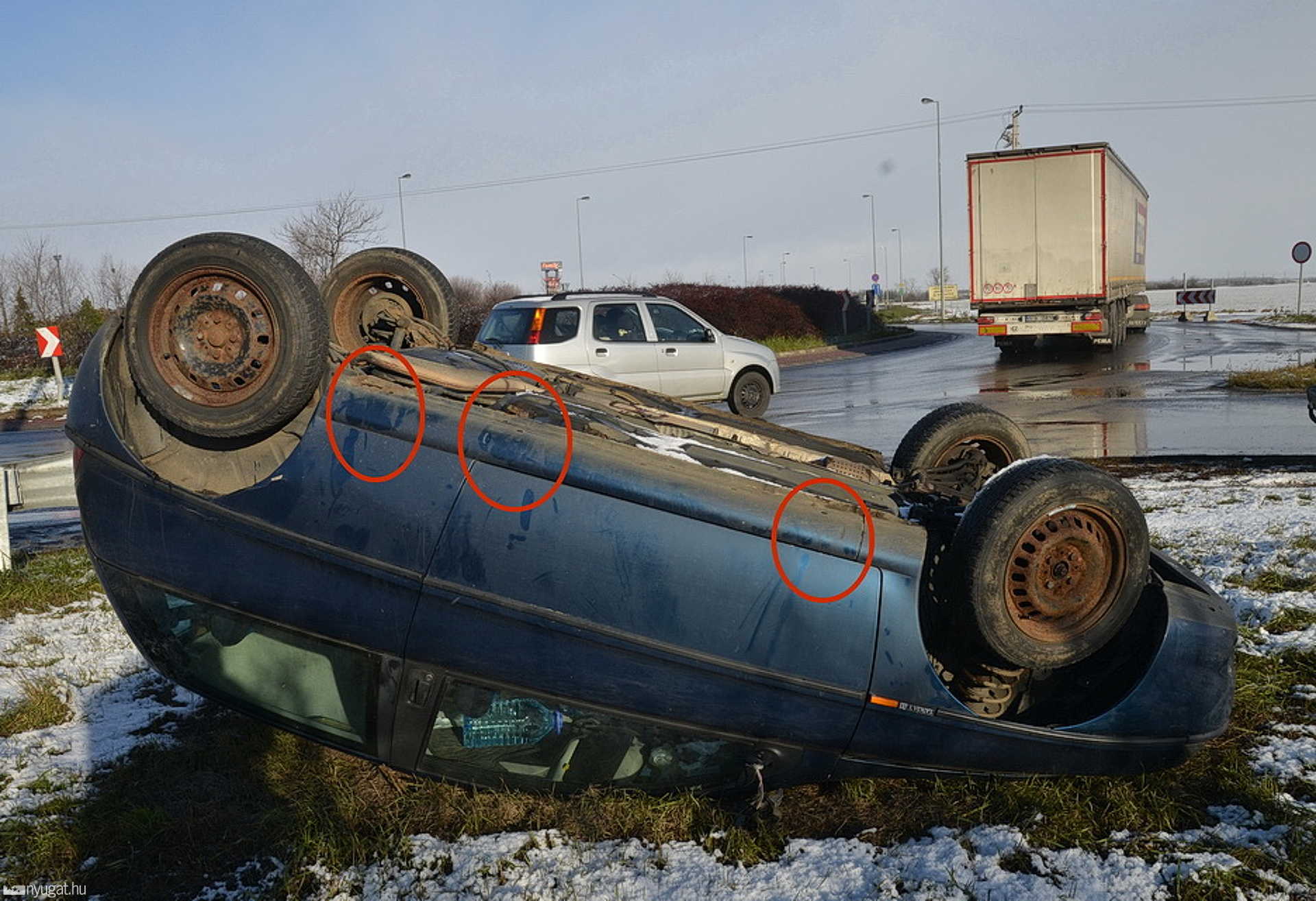 Felborított Lancia a 86-os út mellett, a vépi körforgalomnál