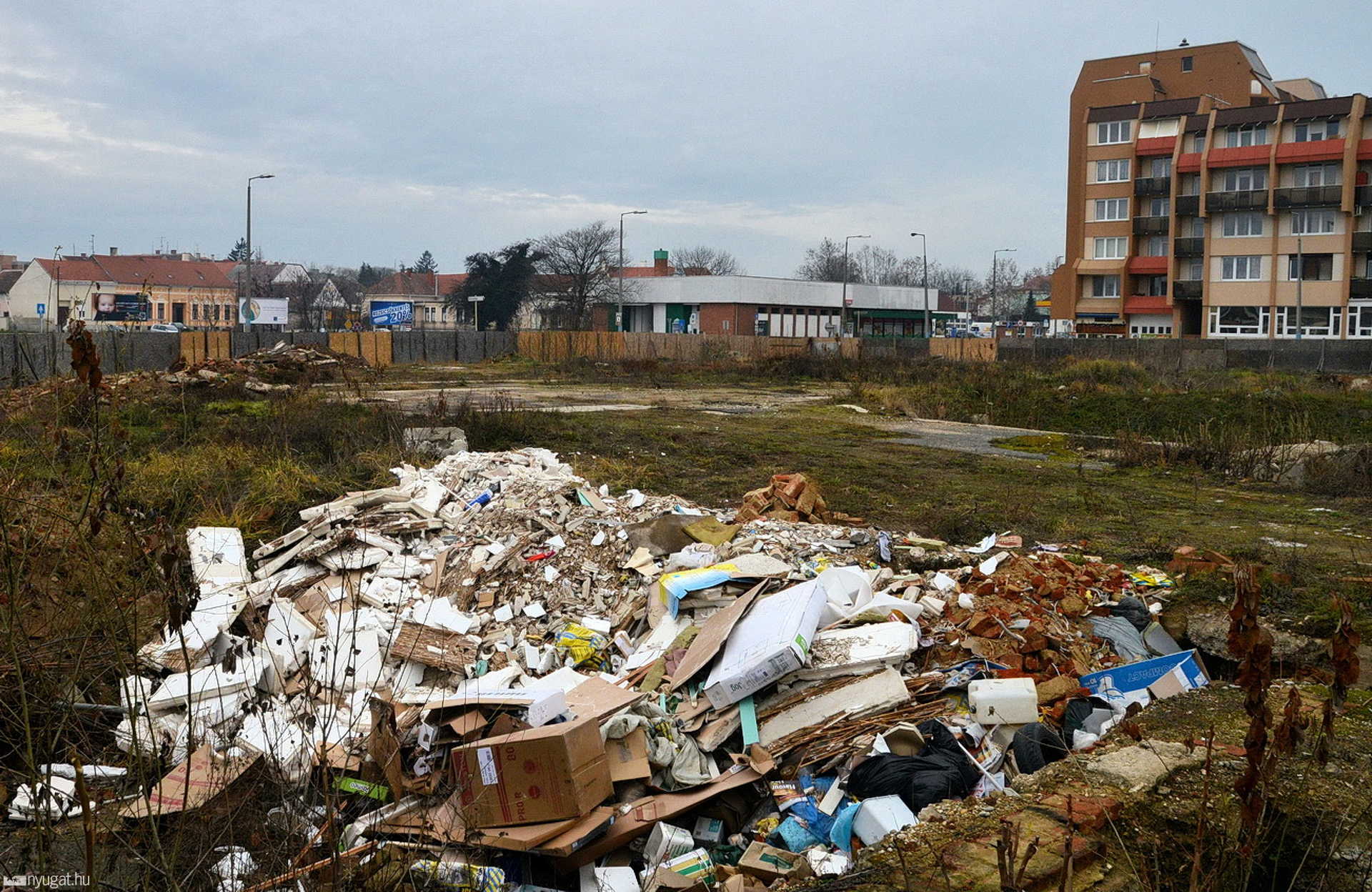Friss szemétkupacok a Magellán-telken, Szombathelyen